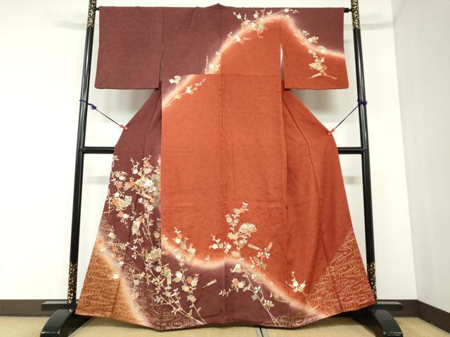 ■■■　サイズ　■■■ 身丈 160cm（肩から） 裄丈 65.5cm 袖丈 47.5cm　縫込み 5cm 袖幅 33cm 前幅 25.5cm 後幅 31.5cm 着物縫いこみ 内揚げ 8cm 裄 お袖側 約2cm　身頃側 約3cm ■■■　商品詳細　■■■ 【正絹】 状態は接写画像のように衿裏に薄い汚れがございますが その他特に目立ったシミ汚れなどもなく大変良い状態です。 大変上質な逸品になります。 お安く出品致しますので、是非この機会にいかがでしょうか？ ■■■　注意事項　■■■ ■モニター発色の具合により色合いが異なる場合がございます。 ■寸法は多少の誤差が生じる場合がございますのでご了承ください。 ■縫込みの長さが左右非対称の場合は短い部分を記載しております。 左右非対称であってもご返品・お値引き等の保証は出来かねますので、ご了承の上ご購入をお願い致します。 ■シミ等のチェックには注意を払っておりますが、見落としがある場合もございますし、個人の見解も様々ですので神経質な方のご購入はお控えください。 ■箪笥に入っておりました着物や帯なので畳みシワや匂いがあるものもございます。 ■お休みは基本的に土日祝となりますが、その他臨時でお休みする場合がございますのでご了承ください。 ■商品の発送は平日のみの発送となります。 ■夜間と土曜、日曜日はお問い合わせの回答が遅れる場合がございます。 ■当店では、お直し、紋入れ、お手入れ等は承っておりません。 ■生地の状態（ヤケ、経年劣化等）によってはサイズ直しが出来ない場合がございます。 その点もどうかご了承のうえ、ご購入をお願いいたします。 ■弊社で取り扱う商品は一点ものにつき、時期や在庫状況に応じて金額が変更となる場合がございます。 ■検針は行っておりません。予めご了承いただきますようお願いいたします。 ■【洗える着物】と記載のある商品におきましては、商品お届け後に洗濯を行ってしまってからのご返品にはご対応しかねます。 念の為、専門店でのお手入れをお願いいたします。 ■着物のサイズ目安は下記を参考ください↓ ＜女性着物＞　お端折り次第で＋5cm　−1cmが着用可能サイズ 　例）身丈170cmの場合、身長160cm〜175cm ＜男性着物＞　身丈＋約25cm〜27cm程が適応身長 　例）身丈155cmの場合、身長180〜182cm