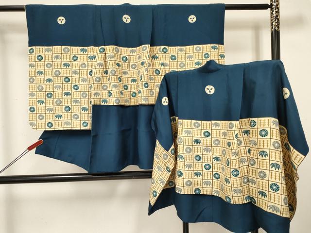 ■■■　サイズ　■■■ 【祝着】 身丈 76cm（肩から） 裄丈 44cm（肩上げ　5.5cm） 袖丈 56.5cm　縫込み 2cm 袖幅 30cm 前幅 21cm 後幅 25cm 着物縫いこみ 内揚げ 0cm （腰上げ　16cm） 裄 お袖側 約1cm　身頃側 約0cm 【羽織】 身丈 59cm（肩から） 裄丈 44.5cm（肩上げ　6cm） 袖丈 57.5cm　縫込み 1.5cm 袖幅 30.5cm 前幅 16cm 後幅 25cm （腰上げ　12cm） 裄 お袖側 約2.5cm　身頃側 約0cm ■■■　商品詳細　■■■ 着物【正絹】の 状態は接写画像のように表地所々・両袖口・裏地に薄い汚れがございます。 羽織【正絹・五つ紋】の 状態は接写画像のように上前おくみ・左袖前に薄い汚れがございますが その他特に目立ったシミ汚れなどもなく大変良い状態です。 大変上質な逸品になりますので ぜひお手入れをされてお召しになられてはいかがでしょうか。 お安く出品致しますので、是非この機会にいかがでしょうか？ ■■■　注意事項　■■■ ■モニター発色の具合により色合いが異なる場合がございます。 ■寸法は多少の誤差が生じる場合がございますのでご了承ください。 ■縫込みの長さが左右非対称の場合は短い部分を記載しております。 左右非対称であってもご返品・お値引き等の保証は出来かねますので、ご了承の上ご購入をお願い致します。 ■シミ等のチェックには注意を払っておりますが、見落としがある場合もございますし、個人の見解も様々ですので神経質な方のご購入はお控えください。 ■箪笥に入っておりました着物や帯なので畳みシワや匂いがあるものもございます。 ■お休みは基本的に土日祝となりますが、その他臨時でお休みする場合がございますのでご了承ください。 ■商品の発送は平日のみの発送となります。 ■夜間と土曜、日曜日はお問い合わせの回答が遅れる場合がございます。 ■当店では、お直し、紋入れ、お手入れ等は承っておりません。 ■生地の状態（ヤケ、経年劣化等）によってはサイズ直しが出来ない場合がございます。 その点もどうかご了承のうえ、ご購入をお願いいたします。 ■弊社で取り扱う商品は一点ものにつき、時期や在庫状況に応じて金額が変更となる場合がございます。 ■検針は行っておりません。予めご了承いただきますようお願いいたします。 ■【洗える着物】と記載のある商品におきましては、商品お届け後に洗濯を行ってしまってからのご返品にはご対応しかねます。 念の為、専門店でのお手入れをお願いいたします。 ■写真に写っている物が全てになります。それ以外の付属品はございませんのでご了承ください。 ■着物のサイズ目安は下記を参考ください↓ ＜女性着物＞　お端折り次第で＋5cm　−1cmが着用可能サイズ 　例）身丈170cmの場合、身長160cm〜175cm ＜男性着物＞　身丈＋約25cm〜27cm程が適応身長 　例）身丈155cmの場合、身長180〜182cm