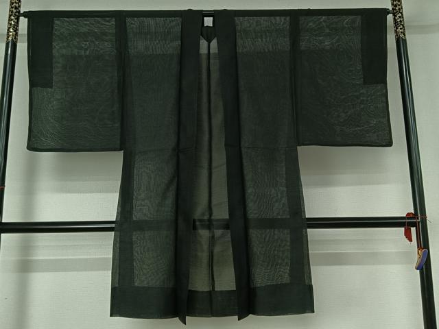 ■■■　サイズ　■■■ 身丈 104cm（肩から） 裄丈 67cm 袖丈 52cm　縫込み 1cm 袖幅 34cm 前幅 24cm 後幅 30cm 着物縫いこみ 内揚げ 0cm 裄 お袖側 約1.5cm　身頃側 約1cm ■■■　商品詳細　■■■ 【正絹】 状態は特に目立ったシミ汚れなどもなく大変良い状態です。 大変上質な逸品になります。 お安く出品致しますので、是非この機会にいかがでしょうか？ ■■■　注意事項　■■■ ■モニター発色の具合により色合いが異なる場合がございます。 ■寸法は多少の誤差が生じる場合がございますのでご了承ください。 ■縫込みの長さが左右非対称の場合は短い部分を記載しております。 左右非対称であってもご返品・お値引き等の保証は出来かねますので、ご了承の上ご購入をお願い致します。 ■シミ等のチェックには注意を払っておりますが、見落としがある場合もございますし、個人の見解も様々ですので神経質な方のご購入はお控えください。 ■箪笥に入っておりました着物や帯なので畳みシワや匂いがあるものもございます。 ■お休みは基本的に土日祝となりますが、その他臨時でお休みする場合がございますのでご了承ください。 ■商品の発送は平日のみの発送となります。 ■夜間と土曜、日曜日はお問い合わせの回答が遅れる場合がございます。 ■当店では、お直し、紋入れ、お手入れ等は承っておりません。 ■生地の状態（ヤケ、経年劣化等）によってはサイズ直しが出来ない場合がございます。 その点もどうかご了承のうえ、ご購入をお願いいたします。 ■弊社で取り扱う商品は一点ものにつき、時期や在庫状況に応じて金額が変更となる場合がございます。 ■検針は行っておりません。予めご了承いただきますようお願いいたします。 ■【洗える着物】と記載のある商品におきましては、商品お届け後に洗濯を行ってしまってからのご返品にはご対応しかねます。 念の為、専門店でのお手入れをお願いいたします。 ■写真に写っている物が全てになります。それ以外の付属品はございませんのでご了承ください。 ■着物のサイズ目安は下記を参考ください↓ ＜女性着物＞　お端折り次第で＋5cm　−1cmが着用可能サイズ 　例）身丈170cmの場合、身長160cm〜175cm ＜男性着物＞　身丈＋約25cm〜27cm程が適応身長 　例）身丈155cmの場合、身長180〜182cm