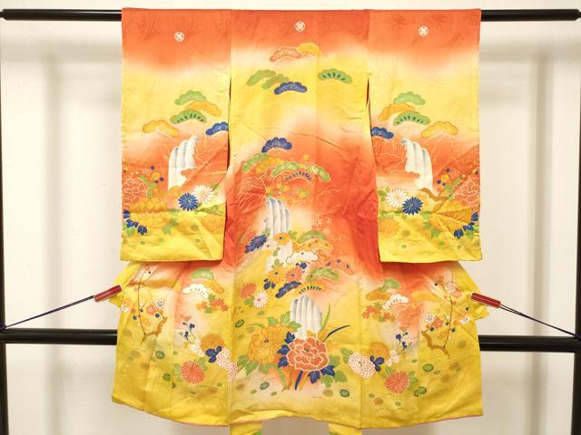 ■■■　サイズ　■■■ 【着物】 身丈 100.5cm（肩から） 裄丈 41.5cm 袖丈 60cm ■■■　商品詳細　■■■ 産着【正絹・五つ紋・通し胴裏】 状態は接写画像のように 衿・衿裏・紐・両袖前後・表地所々に薄い汚れがございます。 大変上質な逸品になります。 お安く出品致しますので、是非この機会にいかがでしょうか？ ※襦袢の付属がございません。 ※アンティークになりますのでお品物の状態の感じ方には個人差がございます。ご理解の上でのご入札をお願い致します。 ■■■　注意事項　■■■ ■モニター発色の具合により色合いが異なる場合がございます。 ■寸法は多少の誤差が生じる場合がございますのでご了承ください。 ■縫込みの長さが左右非対称の場合は短い部分を記載しております。 左右非対称であってもご返品・お値引き等の保証は出来かねますので、ご了承の上ご購入をお願い致します。 ■シミ等のチェックには注意を払っておりますが、見落としがある場合もございますし、個人の見解も様々ですので神経質な方のご購入はお控えください。 ■箪笥に入っておりました着物や帯なので畳みシワや匂いがあるものもございます。 ■お休みは基本的に土日祝となりますが、その他臨時でお休みする場合がございますのでご了承ください。 ■商品の発送は平日のみの発送となります。 ■夜間と土曜、日曜日はお問い合わせの回答が遅れる場合がございます。 ■当店では、お直し、紋入れ、お手入れ等は承っておりません。 ■生地の状態（ヤケ、経年劣化等）によってはサイズ直しが出来ない場合がございます。 その点もどうかご了承のうえ、ご購入をお願いいたします。 ■弊社で取り扱う商品は一点ものにつき、時期や在庫状況に応じて金額が変更となる場合がございます。 ■検針は行っておりません。予めご了承いただきますようお願いいたします。 ■【洗える着物】と記載のある商品におきましては、商品お届け後に洗濯を行ってしまってからのご返品にはご対応しかねます。 念の為、専門店でのお手入れをお願いいたします。 ■写真に写っている物が全てになります。それ以外の付属品はございませんのでご了承ください。 ■状態に関する写真につきましては、掲載可能な写真枚数に限りがあるため、各箇所につき1枚参考画像を掲載しております。 ■着物のサイズ目安は下記を参考ください↓ ＜女性着物＞　お端折り次第で＋5cm　−1cmが着用可能サイズ 　例）身丈170cmの場合、身長160cm〜175cm ＜男性着物＞　身丈＋約25cm〜27cm程が適応身長 　例）身丈155cmの場合、身長180〜182cm