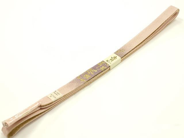 ■■■　商品詳細　■■■ 【未使用】 状態は特に目立ったシミ汚れなどもなく大変良い状態です。 大変上質な逸品になります。 お安く出品致しますので、是非この機会にいかがでしょうか？ ■■■　注意事項　■■■ ■モニター発色の具合により色合いが異なる場合がございます。 ■寸法は多少の誤差が生じる場合がございますのでご了承ください。 ■縫込みの長さが左右非対称の場合は短い部分を記載しております。 左右非対称であってもご返品・お値引き等の保証は出来かねますので、ご了承の上ご購入をお願い致します。 ■シミ等のチェックには注意を払っておりますが、見落としがある場合もございますし、個人の見解も様々ですので神経質な方のご購入はお控えください。 ■箪笥に入っておりました着物や帯なので畳みシワや匂いがあるものもございます。 ■お休みは基本的に土日祝となりますが、その他臨時でお休みする場合がございますのでご了承ください。 ■商品の発送は平日のみの発送となります。 ■夜間と土曜、日曜日はお問い合わせの回答が遅れる場合がございます。 ■当店では、お直し、紋入れ、お手入れ等は承っておりません。 ■生地の状態（ヤケ、経年劣化等）によってはサイズ直しが出来ない場合がございます。 その点もどうかご了承のうえ、ご購入をお願いいたします。 ■弊社で取り扱う商品は一点ものにつき、時期や在庫状況に応じて金額が変更となる場合がございます。 ■検針は行っておりません。予めご了承いただきますようお願いいたします。 ■【洗える着物】と記載のある商品におきましては、商品お届け後に洗濯を行ってしまってからのご返品にはご対応しかねます。 念の為、専門店でのお手入れをお願いいたします。 ■写真に写っている物が全てになります。それ以外の付属品はございませんのでご了承ください。 ■状態に関する写真につきましては、掲載可能な写真枚数に限りがあるため、各箇所につき1枚参考画像を掲載しております。 ■着物のサイズ目安は下記を参考ください↓ ＜女性着物＞　お端折り次第で＋5cm　－1cmが着用可能サイズ 　例）身丈170cmの場合、身長160cm～175cm ＜男性着物＞　身丈＋約25cm～27cm程が適応身長 　例）身丈155cmの場合、身長180～182cm