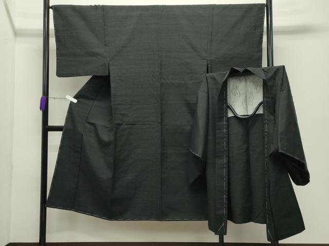 ■■■　サイズ　■■■ 【着物】 身丈 137cm（肩から） 裄丈 67cm 袖丈 47.5cm　縫込み 2cm 袖幅 34cm 前幅 24.5cm 後幅 30.5cm 着物縫いこみ 内揚げ 7cm 裄 お袖側 約1.5cm　身頃側 約3cm 【羽織】 身丈 86.5cm（肩から） 裄丈 67.5cm 袖丈 48.5cm　縫込み 2cm 袖幅 35cm 前幅 17.5cm 後幅 30.5cm 裄 お袖側 約1cm　身頃側 約2cm ■■■　商品詳細　■■■ 【正絹・未使用】 状態は特に目立ったシミ汚れなどもなく大変良い状態です。 大変上質な逸品になります。 お安く出品致しますので、是非この機会にいかがでしょうか？ ■■■　注意事項　■■■ ■モニター発色の具合により色合いが異なる場合がございます。 ■寸法は多少の誤差が生じる場合がございますのでご了承ください。 ■縫込みの長さが左右非対称の場合は短い部分を記載しております。 左右非対称であってもご返品・お値引き等の保証は出来かねますので、ご了承の上ご購入をお願い致します。 ■シミ等のチェックには注意を払っておりますが、見落としがある場合もございますし、個人の見解も様々ですので神経質な方のご購入はお控えください。 ■箪笥に入っておりました着物や帯なので畳みシワや匂いがあるものもございます。 ■お休みは基本的に土日祝となりますが、その他臨時でお休みする場合がございますのでご了承ください。 ■商品の発送は平日のみの発送となります。 ■夜間と土曜、日曜日はお問い合わせの回答が遅れる場合がございます。 ■当店では、お直し、紋入れ、お手入れ等は承っておりません。 ■生地の状態（ヤケ、経年劣化等）によってはサイズ直しが出来ない場合がございます。 その点もどうかご了承のうえ、ご購入をお願いいたします。 ■弊社で取り扱う商品は一点ものにつき、時期や在庫状況に応じて金額が変更となる場合がございます。 ■検針は行っておりません。予めご了承いただきますようお願いいたします。 ■【洗える着物】と記載のある商品におきましては、商品お届け後に洗濯を行ってしまってからのご返品にはご対応しかねます。 念の為、専門店でのお手入れをお願いいたします。 ■着物のサイズ目安は下記を参考ください↓ ＜女性着物＞　お端折り次第で＋5cm　−1cmが着用可能サイズ 　例）身丈170cmの場合、身長160cm〜175cm ＜男性着物＞　身丈＋約25cm〜27cm程が適応身長 　例）身丈155cmの場合、身長180〜182cm