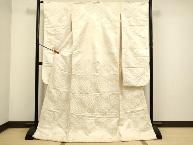 ■■■　サイズ　■■■ 身丈 171cm（肩から） 裄丈 64cm 袖丈 106cm　縫込み 4cm 袖幅 32.5cm 前幅 24cm 後幅 30.5cm 着物縫いこみ 内揚げ 0cm 裄 お袖側 約2.5cm　身頃側 約1.5cm ■■■　商品詳細　■■■ 【正絹】 状態は接写画像のように両胸付近・衿・胴裏・左袖・右袖・後身頃に薄い汚れがございますが その他特に目立ったシミ汚れなどもなく大変良い状態です。 大変上質な逸品になります。 お安く出品致しますので、是非この機会にいかがでしょうか？ ■■■　注意事項　■■■ ■モニター発色の具合により色合いが異なる場合がございます。 ■寸法は多少の誤差が生じる場合がございますのでご了承ください。 ■縫込みの長さが左右非対称の場合は短い部分を記載しております。 左右非対称であってもご返品・お値引き等の保証は出来かねますので、ご了承の上ご購入をお願い致します。 ■シミ等のチェックには注意を払っておりますが、見落としがある場合もございますし、個人の見解も様々ですので神経質な方のご購入はお控えください。 ■箪笥に入っておりました着物や帯なので畳みシワや匂いがあるものもございます。 ■お休みは基本的に土日祝となりますが、その他臨時でお休みする場合がございますのでご了承ください。 ■商品の発送は平日のみの発送となります。 ■夜間と土曜、日曜日はお問い合わせの回答が遅れる場合がございます。 ■当店では、お直し、紋入れ、お手入れ等は承っておりません。 ■生地の状態（ヤケ、経年劣化等）によってはサイズ直しが出来ない場合がございます。 その点もどうかご了承のうえ、ご購入をお願いいたします。 ■弊社で取り扱う商品は一点ものにつき、時期や在庫状況に応じて金額が変更となる場合がございます。 ■検針は行っておりません。予めご了承いただきますようお願いいたします。 ■【洗える着物】と記載のある商品におきましては、商品お届け後に洗濯を行ってしまってからのご返品にはご対応しかねます。 念の為、専門店でのお手入れをお願いいたします。 ■写真に写っている物が全てになります。それ以外の付属品はございませんのでご了承ください。 ■状態に関する写真につきましては、掲載可能な写真枚数に限りがあるため、各箇所につき1枚参考画像を掲載しております。 ■着物のサイズ目安は下記を参考ください↓ ＜女性着物＞　お端折り次第で＋5cm　−1cmが着用可能サイズ 　例）身丈170cmの場合、身長160cm〜175cm ＜男性着物＞　身丈＋約25cm〜27cm程が適応身長 　例）身丈155cmの場合、身長180〜182cm