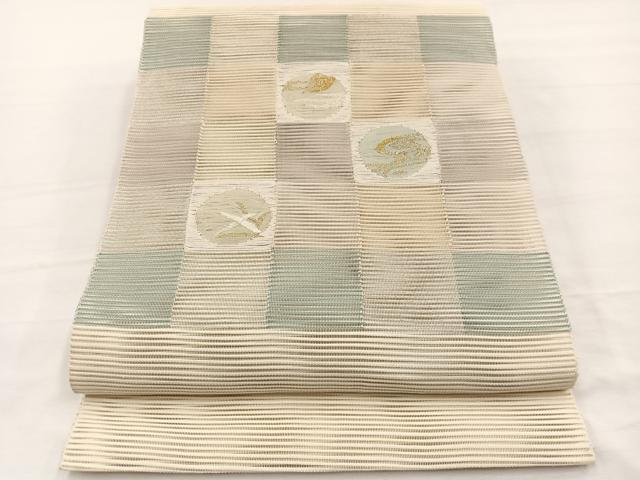■■■　サイズ　■■■ 長さ 374cm 幅 30.5cm程 ■■■　商品詳細　■■■ 【正絹】 状態は接写画像のように 太鼓に薄い汚れがございますが その他特に目立ったシミ汚れなどもなく大変良い状態です。 大変上質な逸品になります。 お安く出品致しますので、是非この機会にいかがでしょうか？ ■■■　注意事項　■■■ ■モニター発色の具合により色合いが異なる場合がございます。 ■寸法は多少の誤差が生じる場合がございますのでご了承ください。 ■縫込みの長さが左右非対称の場合は短い部分を記載しております。 左右非対称であってもご返品・お値引き等の保証は出来かねますので、ご了承の上ご購入をお願い致します。 ■シミ等のチェックには注意を払っておりますが、見落としがある場合もございますし、個人の見解も様々ですので神経質な方のご購入はお控えください。 ■箪笥に入っておりました着物や帯なので畳みシワや匂いがあるものもございます。 ■お休みは基本的に土日祝となりますが、その他臨時でお休みする場合がございますのでご了承ください。 ■商品の発送は平日のみの発送となります。 ■夜間と土曜、日曜日はお問い合わせの回答が遅れる場合がございます。 ■当店では、お直し、紋入れ、お手入れ等は承っておりません。 ■生地の状態（ヤケ、経年劣化等）によってはサイズ直しが出来ない場合がございます。 その点もどうかご了承のうえ、ご購入をお願いいたします。 ■弊社で取り扱う商品は一点ものにつき、時期や在庫状況に応じて金額が変更となる場合がございます。 ■検針は行っておりません。予めご了承いただきますようお願いいたします。 ■【洗える着物】と記載のある商品におきましては、商品お届け後に洗濯を行ってしまってからのご返品にはご対応しかねます。 念の為、専門店でのお手入れをお願いいたします。 ■写真に写っている物が全てになります。それ以外の付属品はございませんのでご了承ください。 ■状態に関する写真につきましては、掲載可能な写真枚数に限りがあるため、各箇所につき1枚参考画像を掲載しております。 ■着物のサイズ目安は下記を参考ください↓ ＜女性着物＞　お端折り次第で＋5cm　−1cmが着用可能サイズ 　例）身丈170cmの場合、身長160cm〜175cm ＜男性着物＞　身丈＋約25cm〜27cm程が適応身長 　例）身丈155cmの場合、身長180〜182cm