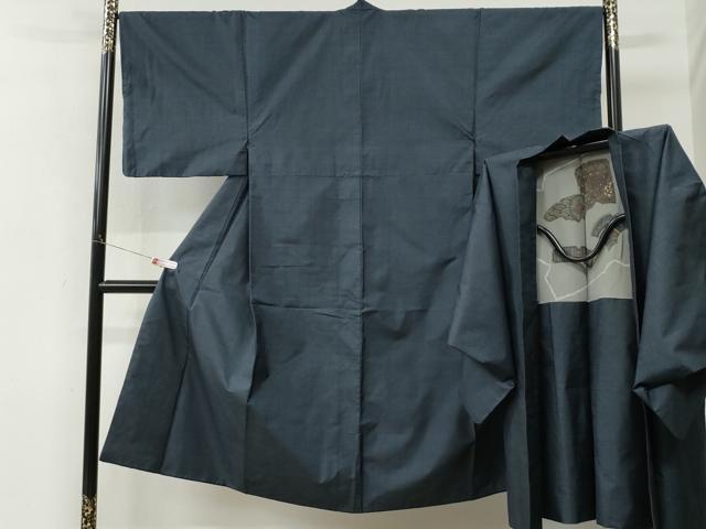 ■■■　サイズ　■■■ 【着物】 身丈 138cm（肩から） 裄丈 68cm 袖丈 48cm　縫込み 4cm 袖幅 35cm 前幅 24.5cm 後幅 31cm 着物縫いこみ 内揚げ 5cm 裄 お袖側 約1cm　身頃側 約1cm 【羽織】 身丈 87cm（肩から） 裄丈 68.5cm 袖丈 48.5cm　縫込み 0cm 袖幅 34.5cm 前幅 19cm 後幅 30cm 裄 お袖側 約1cm　身頃側 約1cm ■■■　商品詳細　■■■ 【正絹】 着物の状態は接写画像のように衿に薄い汚れがございますが その他特に目立ったシミ汚れなどもなく大変良い状態です。 羽織の状態は特に目立ったシミ汚れなどもなく大変良い状態です。 大変上質な逸品になります。 お安く出品致しますので、是非この機会にいかがでしょうか？ ■■■　注意事項　■■■ ■モニター発色の具合により色合いが異なる場合がございます。 ■寸法は多少の誤差が生じる場合がございますのでご了承ください。 ■縫込みの長さが左右非対称の場合は短い部分を記載しております。 左右非対称であってもご返品・お値引き等の保証は出来かねますので、ご了承の上ご購入をお願い致します。 ■シミ等のチェックには注意を払っておりますが、見落としがある場合もございますし、個人の見解も様々ですので神経質な方のご購入はお控えください。 ■汚れやシミの種類につきましては、専門ではない為、正確な判別が難しく商品説明では種類を特定せず、汚れやシミと記載させております。 恐れ入りますが、ご了承くださいますようお願い申し上げます。 ■箪笥に入っておりました着物や帯なので畳みシワや匂いがあるものもございます。 ■お休みは基本的に土日祝となりますが、その他臨時でお休みする場合がございますのでご了承ください。 ■商品の発送は平日のみの発送となります。 ■夜間と土曜、日曜日はお問い合わせの回答が遅れる場合がございます。 ■当店では、お直し、紋入れ、お手入れ等は承っておりません。 ■生地の状態（ヤケ、経年劣化等）によってはサイズ直しが出来ない場合がございます。 その点もどうかご了承のうえ、ご購入をお願いいたします。 ■弊社で取り扱う商品は一点ものにつき、時期や在庫状況に応じて金額が変更となる場合がございます。 ■検針は行っておりません。予めご了承いただきますようお願いいたします。 ■【洗える着物】と記載のある商品におきましては、商品お届け後に洗濯を行ってしまってからのご返品にはご対応しかねます。 念の為、専門店でのお手入れをお願いいたします。 ■写真に写っている物が全てになります。それ以外の付属品はございませんのでご了承ください。 ■状態に関する写真につきましては、掲載可能な写真枚数に限りがあるため、各箇所につき1枚参考画像を掲載しております。 ■着物のサイズ目安は下記を参考ください↓ ＜女性着物＞　お端折り次第で＋5cm　−1cmが着用可能サイズ 　例）身丈170cmの場合、身長160cm〜175cm ＜男性着物＞　身丈＋約25cm〜27cm程が適応身長 　例）身丈155cmの場合、身長180〜182cm