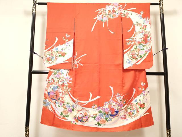 ■■■　サイズ　■■■ 【祝着】 身丈 137.5cm（肩から） 裄丈 57cm（肩上げ　0cm） 袖丈 74.5cm　縫込み 2cm 袖幅 31.5cm 前幅 19cm 後幅 25.5cm 着物縫いこみ 内揚げ 0cm （腰上げ　0cm） 裄 お袖側 約1.5cm　身頃側 約1cm ■■■　商品詳細　■■■ 着物【正絹・重ね衿：取り外し可能】 状態は接写画像のように八掛に薄い汚れがございますが その他表地は特に目立ったシミ汚れなどもなく大変良い状態です。 気にならない方であればそのままお召しになれるかと思います。 大変上質な逸品になります。 お安く出品致しますので、是非この機会にいかがでしょうか？ ※肩上げと腰上げがされておりません。 ■■■　注意事項　■■■ ■モニター発色の具合により色合いが異なる場合がございます。 ■寸法は多少の誤差が生じる場合がございますのでご了承ください。 ■縫込みの長さが左右非対称の場合は短い部分を記載しております。 左右非対称であってもご返品・お値引き等の保証は出来かねますので、ご了承の上ご購入をお願い致します。 ■シミ等のチェックには注意を払っておりますが、見落としがある場合もございますし、個人の見解も様々ですので神経質な方のご購入はお控えください。 ■箪笥に入っておりました着物や帯なので畳みシワや匂いがあるものもございます。 ■お休みは基本的に土日祝となりますが、その他臨時でお休みする場合がございますのでご了承ください。 ■商品の発送は平日のみの発送となります。 ■夜間と土曜、日曜日はお問い合わせの回答が遅れる場合がございます。 ■当店では、お直し、紋入れ、お手入れ等は承っておりません。 ■生地の状態（ヤケ、経年劣化等）によってはサイズ直しが出来ない場合がございます。 その点もどうかご了承のうえ、ご購入をお願いいたします。 ■弊社で取り扱う商品は一点ものにつき、時期や在庫状況に応じて金額が変更となる場合がございます。 ■検針は行っておりません。予めご了承いただきますようお願いいたします。 ■【洗える着物】と記載のある商品におきましては、商品お届け後に洗濯を行ってしまってからのご返品にはご対応しかねます。 念の為、専門店でのお手入れをお願いいたします。 ■写真に写っている物が全てになります。それ以外の付属品はございませんのでご了承ください。 ■着物のサイズ目安は下記を参考ください↓ ＜女性着物＞　お端折り次第で＋5cm　−1cmが着用可能サイズ 　例）身丈170cmの場合、身長160cm〜175cm ＜男性着物＞　身丈＋約25cm〜27cm程が適応身長 　例）身丈155cmの場合、身長180〜182cm