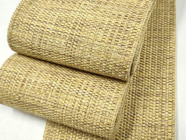 ■■■　サイズ　■■■ 長さ 402cm 幅 9.5cm程 ■■■　商品詳細　■■■ 【正絹】 状態は締めてはおりますが 特に目立ったシミ汚れなどもなく大変良い状態です。 本場筑前博多織は、福岡県福岡市博多区やその周辺で生産される絹織物です。 仏具のひとつである独鈷、華皿を基にした幾何学模様が織られています。 江戸時代に筑前藩主だった黒田長政が幕府への献上品にしたことから、博多献上、献上博多とも呼ばれます。 経糸が緯糸を包み込んで、表面には経糸だけ出て、横畝が際立って見える経畝織りという織りになっています。 30〜60本の細い経糸を使うため、こしやはりがあり、地合が硬く、光沢感があります。 きちんと締まり、くずれにくい、締めやすい帯といわれています。 大変上質な逸品になります。 お安く出品致しますので、是非この機会にいかがでしょうか？ ※両側未かがりですが着用には問題ありません。 ※端部分に糸よれがございます。 ■■■　注意事項　■■■ ■モニター発色の具合により色合いが異なる場合がございます。 ■寸法は多少の誤差が生じる場合がございますのでご了承ください。 ■縫込みの長さが左右非対称の場合は短い部分を記載しております。 左右非対称であってもご返品・お値引き等の保証は出来かねますので、ご了承の上ご購入をお願い致します。 ■シミ等のチェックには注意を払っておりますが、見落としがある場合もございますし、個人の見解も様々ですので神経質な方のご購入はお控えください。 ■箪笥に入っておりました着物や帯なので畳みシワや匂いがあるものもございます。 ■お休みは基本的に土日祝となりますが、その他臨時でお休みする場合がございますのでご了承ください。 ■商品の発送は平日のみの発送となります。 ■夜間と土曜、日曜日はお問い合わせの回答が遅れる場合がございます。 ■当店では、お直し、紋入れ、お手入れ等は承っておりません。 ■生地の状態（ヤケ、経年劣化等）によってはサイズ直しが出来ない場合がございます。 その点もどうかご了承のうえ、ご購入をお願いいたします。 ■弊社で取り扱う商品は一点ものにつき、時期や在庫状況に応じて金額が変更となる場合がございます。 ■検針は行っておりません。予めご了承いただきますようお願いいたします。 ■【洗える着物】と記載のある商品におきましては、商品お届け後に洗濯を行ってしまってからのご返品にはご対応しかねます。 念の為、専門店でのお手入れをお願いいたします。 ■写真に写っている物が全てになります。それ以外の付属品はございませんのでご了承ください。 ■状態に関する写真につきましては、掲載可能な写真枚数に限りがあるため、各箇所につき1枚参考画像を掲載しております。 ■着物のサイズ目安は下記を参考ください↓ ＜女性着物＞　お端折り次第で＋5cm　−1cmが着用可能サイズ 　例）身丈170cmの場合、身長160cm〜175cm ＜男性着物＞　身丈＋約25cm〜27cm程が適応身長 　例）身丈155cmの場合、身長180〜182cm