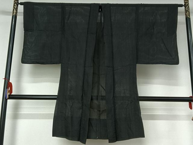 ■■■　サイズ　■■■ 身丈 104cm（肩から） 裄丈 65cm 袖丈 52cm　縫込み 1cm 袖幅 32cm 前幅 21cm 後幅 30cm 着物縫いこみ 内揚げ 0cm 裄 お袖側 約2cm　身頃側 約1cm ■■■　商品詳細　■■■ 【正絹】 状態は接写画像のように後身頃に穴あきがございますが その他特に目立ったシミ汚れなどもなく大変良い状態です。 大変上質な逸品になります。 お安く出品致しますので、是非この機会にいかがでしょうか？ ■■■　注意事項　■■■ ■モニター発色の具合により色合いが異なる場合がございます。 ■寸法は多少の誤差が生じる場合がございますのでご了承ください。 ■縫込みの長さが左右非対称の場合は短い部分を記載しております。 左右非対称であってもご返品・お値引き等の保証は出来かねますので、ご了承の上ご購入をお願い致します。 ■シミ等のチェックには注意を払っておりますが、見落としがある場合もございますし、個人の見解も様々ですので神経質な方のご購入はお控えください。 ■箪笥に入っておりました着物や帯なので畳みシワや匂いがあるものもございます。 ■お休みは基本的に土日祝となりますが、その他臨時でお休みする場合がございますのでご了承ください。 ■商品の発送は平日のみの発送となります。 ■夜間と土曜、日曜日はお問い合わせの回答が遅れる場合がございます。 ■当店では、お直し、紋入れ、お手入れ等は承っておりません。 ■生地の状態（ヤケ、経年劣化等）によってはサイズ直しが出来ない場合がございます。 その点もどうかご了承のうえ、ご購入をお願いいたします。 ■弊社で取り扱う商品は一点ものにつき、時期や在庫状況に応じて金額が変更となる場合がございます。 ■検針は行っておりません。予めご了承いただきますようお願いいたします。 ■【洗える着物】と記載のある商品におきましては、商品お届け後に洗濯を行ってしまってからのご返品にはご対応しかねます。 念の為、専門店でのお手入れをお願いいたします。 ■写真に写っている物が全てになります。それ以外の付属品はございませんのでご了承ください。 ■着物のサイズ目安は下記を参考ください↓ ＜女性着物＞　お端折り次第で＋5cm　−1cmが着用可能サイズ 　例）身丈170cmの場合、身長160cm〜175cm ＜男性着物＞　身丈＋約25cm〜27cm程が適応身長 　例）身丈155cmの場合、身長180〜182cm