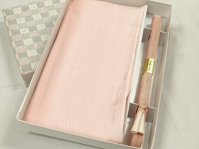 ■■■　商品詳細　■■■ サイズ 約150cm 【未使用】 状態は特に目立ったシミ汚れなどもなく大変良い状態です。 大変上質な逸品になります。 お安く出品致しますので、是非この機会にいかがでしょうか？ ■■■　注意事項　■■■ ■モニター発色の具合により色合いが異なる場合がございます。 ■寸法は多少の誤差が生じる場合がございますのでご了承ください。 ■縫込みの長さが左右非対称の場合は短い部分を記載しております。 左右非対称であってもご返品・お値引き等の保証は出来かねますので、ご了承の上ご購入をお願い致します。 ■シミ等のチェックには注意を払っておりますが、見落としがある場合もございますし、個人の見解も様々ですので神経質な方のご購入はお控えください。 ■箪笥に入っておりました着物や帯なので畳みシワや匂いがあるものもございます。 ■お休みは基本的に土日祝となりますが、その他臨時でお休みする場合がございますのでご了承ください。 ■商品の発送は平日のみの発送となります。 ■夜間と土曜、日曜日はお問い合わせの回答が遅れる場合がございます。 ■当店では、お直し、紋入れ、お手入れ等は承っておりません。 ■生地の状態（ヤケ、経年劣化等）によってはサイズ直しが出来ない場合がございます。 その点もどうかご了承のうえ、ご購入をお願いいたします。 ■弊社で取り扱う商品は一点ものにつき、時期や在庫状況に応じて金額が変更となる場合がございます。 ■検針は行っておりません。予めご了承いただきますようお願いいたします。 ■【洗える着物】と記載のある商品におきましては、商品お届け後に洗濯を行ってしまってからのご返品にはご対応しかねます。 念の為、専門店でのお手入れをお願いいたします。 ■着物のサイズ目安は下記を参考ください↓ ＜女性着物＞　お端折り次第で＋5cm　−1cmが着用可能サイズ 　例）身丈170cmの場合、身長160cm〜175cm ＜男性着物＞　身丈＋約25cm〜27cm程が適応身長 　例）身丈155cmの場合、身長180〜182cm