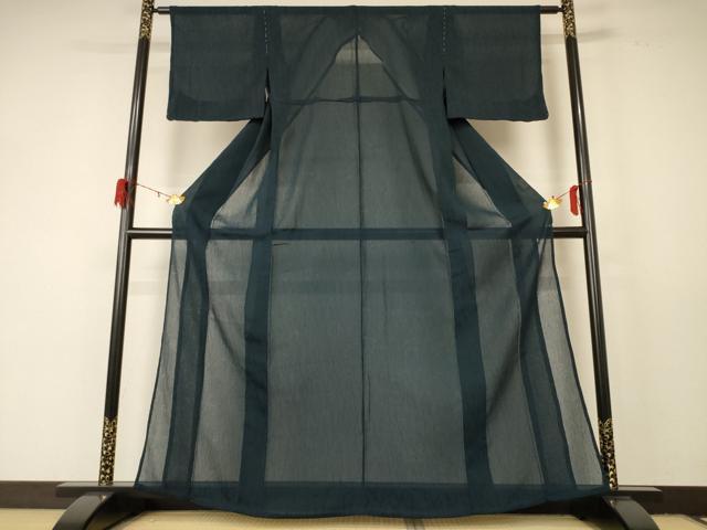 ■■■　サイズ　■■■ 身丈 162cm（肩から） 裄丈 61.5cm 袖丈 43.5cm　縫込み 8.5cm 袖幅 31.5cm 前幅 22cm 後幅 30cm 着物縫いこみ 内揚げ 0cm 裄 お袖側 約3cm　身頃側 約4.5cm ■■■　商品詳細　■■■ 【化繊・紋なし】 状態は特に目立ったシミ汚れなどもなく大変良い状態です。 お安く出品致しますので、是非この機会にいかがでしょうか？※ご自身で洗濯された場合の保証はできかねます。 専門店にご相談ください。 ■■■　注意事項　■■■ ■モニター発色の具合により色合いが異なる場合がございます。 ■寸法は多少の誤差が生じる場合がございますのでご了承ください。 ■縫込みの長さが左右非対称の場合は短い部分を記載しております。 左右非対称であってもご返品・お値引き等の保証は出来かねますので、ご了承の上ご購入をお願い致します。 ■シミ等のチェックには注意を払っておりますが、見落としがある場合もございますし、個人の見解も様々ですので神経質な方のご購入はお控えください。 ■箪笥に入っておりました着物や帯なので畳みシワや匂いがあるものもございます。 ■お休みは基本的に土日祝となりますが、その他臨時でお休みする場合がございますのでご了承ください。 ■商品の発送は平日のみの発送となります。 ■夜間と土曜、日曜日はお問い合わせの回答が遅れる場合がございます。 ■当店では、お直し、紋入れ、お手入れ等は承っておりません。 ■生地の状態（ヤケ、経年劣化等）によってはサイズ直しが出来ない場合がございます。 その点もどうかご了承のうえ、ご購入をお願いいたします。 ■弊社で取り扱う商品は一点ものにつき、時期や在庫状況に応じて金額が変更となる場合がございます。 ■検針は行っておりません。予めご了承いただきますようお願いいたします。 ■【洗える着物】と記載のある商品におきましては、商品お届け後に洗濯を行ってしまってからのご返品にはご対応しかねます。 念の為、専門店でのお手入れをお願いいたします。 ■着物のサイズ目安は下記を参考ください↓ ＜女性着物＞　お端折り次第で＋5cm　−1cmが着用可能サイズ 　例）身丈170cmの場合、身長160cm〜175cm ＜男性着物＞　身丈＋約25cm〜27cm程が適応身長 　例）身丈155cmの場合、身長180〜182cm