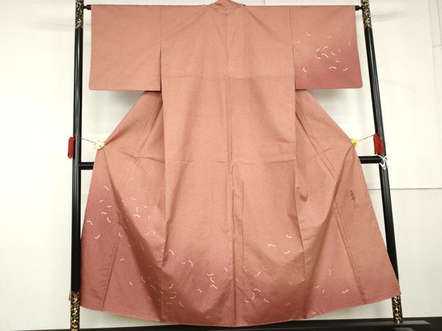 ■■■　サイズ　■■■ 身丈 150cm（肩から） 裄丈 64cm 袖丈 45.5cm　縫込み 6cm 袖幅 32.5cm 前幅 27cm 後幅 31.5cm 着物縫いこみ 内揚げ 9.5cm 裄 お袖側 約2.5cm　身頃側 約3cm ■■■　商品詳細　■■■ 【正絹・未使用】 状態は特に目立ったシミ汚れなどもなく大変良い状態です。 大変上質な逸品になります。 お安く出品致しますので、是非この機会にいかがでしょうか？ ■■■　注意事項　■■■ ■モニター発色の具合により色合いが異なる場合がございます。 ■寸法は多少の誤差が生じる場合がございますのでご了承ください。 ■縫込みの長さが左右非対称の場合は短い部分を記載しております。 左右非対称であってもご返品・お値引き等の保証は出来かねますので、ご了承の上ご購入をお願い致します。 ■シミ等のチェックには注意を払っておりますが、見落としがある場合もございますし、個人の見解も様々ですので神経質な方のご購入はお控えください。 ■箪笥に入っておりました着物や帯なので畳みシワや匂いがあるものもございます。 ■お休みは基本的に土日祝となりますが、その他臨時でお休みする場合がございますのでご了承ください。 ■商品の発送は平日のみの発送となります。 ■夜間と土曜、日曜日はお問い合わせの回答が遅れる場合がございます。 ■当店では、お直し、紋入れ、お手入れ等は承っておりません。 ■生地の状態（ヤケ、経年劣化等）によってはサイズ直しが出来ない場合がございます。 その点もどうかご了承のうえ、ご購入をお願いいたします。 ■弊社で取り扱う商品は一点ものにつき、時期や在庫状況に応じて金額が変更となる場合がございます。 ■検針は行っておりません。予めご了承いただきますようお願いいたします。 ■【洗える着物】と記載のある商品におきましては、商品お届け後に洗濯を行ってしまってからのご返品にはご対応しかねます。 念の為、専門店でのお手入れをお願いいたします。 ■写真に写っている物が全てになります。それ以外の付属品はございませんのでご了承ください。 ■状態に関する写真につきましては、掲載可能な写真枚数に限りがあるため、各箇所につき1枚参考画像を掲載しております。 ■着物のサイズ目安は下記を参考ください↓ ＜女性着物＞　お端折り次第で＋5cm　−1cmが着用可能サイズ 　例）身丈170cmの場合、身長160cm〜175cm ＜男性着物＞　身丈＋約25cm〜27cm程が適応身長 　例）身丈155cmの場合、身長180〜182cm