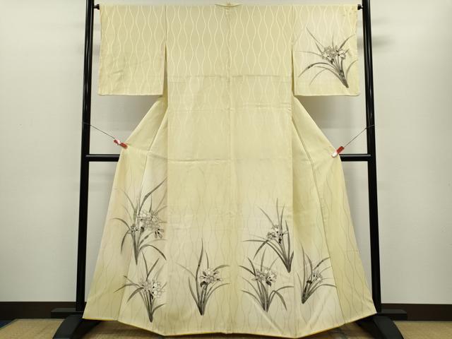 ■■■　サイズ　■■■ 身丈 160.5cm（肩から） 裄丈 65cm 袖丈 47.5cm　縫込み 4cm 袖幅 32.5cm 前幅 24cm 後幅 30cm 着物縫いこみ 内揚げ 3cm 裄 お袖側 約0.5cm　身頃側 約2.5cm ■■■　商品詳細　■■■ 【正絹】 状態は画像を添付しておりますので、そちらをご確認下さいますよう宜しくお願い致します。 大変上質な逸品になりますのでぜひお手入れをされてお召しになられてはいかがでしょうか。 お安く出品致しますので、是非この機会にいかがでしょうか？ ■■■　注意事項　■■■ ■モニター発色の具合により色合いが異なる場合がございます。 ■寸法は多少の誤差が生じる場合がございますのでご了承ください。 ■縫込みの長さが左右非対称の場合は短い部分を記載しております。 左右非対称であってもご返品・お値引き等の保証は出来かねますので、ご了承の上ご購入をお願い致します。 ■シミ等のチェックには注意を払っておりますが、見落としがある場合もございますし、個人の見解も様々ですので神経質な方のご購入はお控えください。 ■箪笥に入っておりました着物や帯なので畳みシワや匂いがあるものもございます。 ■お休みは基本的に土日祝となりますが、その他臨時でお休みする場合がございますのでご了承ください。 ■商品の発送は平日のみの発送となります。 ■夜間と土曜、日曜日はお問い合わせの回答が遅れる場合がございます。 ■当店では、お直し、紋入れ、お手入れ等は承っておりません。 ■生地の状態（ヤケ、経年劣化等）によってはサイズ直しが出来ない場合がございます。 その点もどうかご了承のうえ、ご購入をお願いいたします。 ■弊社で取り扱う商品は一点ものにつき、時期や在庫状況に応じて金額が変更となる場合がございます。 ■検針は行っておりません。予めご了承いただきますようお願いいたします。 ■【洗える着物】と記載のある商品におきましては、商品お届け後に洗濯を行ってしまってからのご返品にはご対応しかねます。 念の為、専門店でのお手入れをお願いいたします。 ■写真に写っている物が全てになります。それ以外の付属品はございませんのでご了承ください。 ■着物のサイズ目安は下記を参考ください↓ ＜女性着物＞　お端折り次第で＋5cm　－1cmが着用可能サイズ 　例）身丈170cmの場合、身長160cm～175cm ＜男性着物＞　身丈＋約25cm～27cm程が適応身長 　例）身丈155cmの場合、身長180～182cm