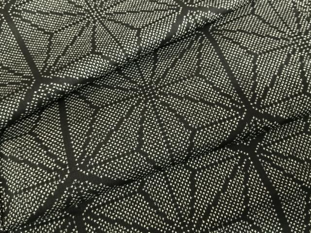 ■■■　サイズ　■■■ 身丈 165cm（肩から） 裄丈 66cm 袖丈 51cm　縫込み 3cm 袖幅 33cm 前幅 24cm 後幅 30cm 着物縫いこみ 内揚げ 0cm 裄 お袖側 約1cm　身頃側 約1cm ■■■　商品詳細　■■■ 【正絹】 状態は特に目立ったシミ汚れなどもなく大変良い状態です。 大変上質な逸品になります。 お安く出品致しますので、是非この機会にいかがでしょうか？ ■■■　注意事項　■■■ ■モニター発色の具合により色合いが異なる場合がございます。 ■寸法は多少の誤差が生じる場合がございますのでご了承ください。 ■縫込みの長さが左右非対称の場合は短い部分を記載しております。 左右非対称であってもご返品・お値引き等の保証は出来かねますので、ご了承の上ご購入をお願い致します。 ■シミ等のチェックには注意を払っておりますが、見落としがある場合もございますし、個人の見解も様々ですので神経質な方のご購入はお控えください。 ■箪笥に入っておりました着物や帯なので畳みシワや匂いがあるものもございます。 ■お休みは基本的に土日祝となりますが、その他臨時でお休みする場合がございますのでご了承ください。 ■商品の発送は平日のみの発送となります。 ■夜間と土曜、日曜日はお問い合わせの回答が遅れる場合がございます。 ■当店では、お直し、紋入れ、お手入れ等は承っておりません。 ■生地の状態（ヤケ、経年劣化等）によってはサイズ直しが出来ない場合がございます。 その点もどうかご了承のうえ、ご購入をお願いいたします。 ■弊社で取り扱う商品は一点ものにつき、時期や在庫状況に応じて金額が変更となる場合がございます。 ■検針は行っておりません。予めご了承いただきますようお願いいたします。 ■【洗える着物】と記載のある商品におきましては、商品お届け後に洗濯を行ってしまってからのご返品にはご対応しかねます。 念の為、専門店でのお手入れをお願いいたします。 ■着物のサイズ目安は下記を参考ください↓ ＜女性着物＞　お端折り次第で＋5cm　−1cmが着用可能サイズ 　例）身丈170cmの場合、身長160cm〜175cm ＜男性着物＞　身丈＋約25cm〜27cm程が適応身長 　例）身丈155cmの場合、身長180〜182cm