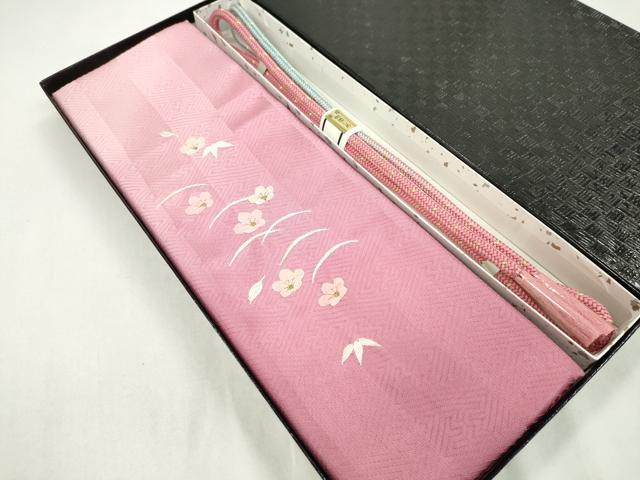 ■■■　サイズ　■■■ 帯締め　約162cm（房含む） ■■■　商品詳細　■■■ 【正絹・未使用】 状態は特に目立ったシミ汚れなどもなく大変良い状態です。 大変上質な逸品になります。 お安く出品致しますので、是非この機会にいかがでしょうか？ ■■■　注意事項　■■■ ■モニター発色の具合により色合いが異なる場合がございます。 ■寸法は多少の誤差が生じる場合がございますのでご了承ください。 ■縫込みの長さが左右非対称の場合は短い部分を記載しております。 左右非対称であってもご返品・お値引き等の保証は出来かねますので、ご了承の上ご購入をお願い致します。 ■シミ等のチェックには注意を払っておりますが、見落としがある場合もございますし、個人の見解も様々ですので神経質な方のご購入はお控えください。 ■箪笥に入っておりました着物や帯なので畳みシワや匂いがあるものもございます。 ■お休みは基本的に土日祝となりますが、その他臨時でお休みする場合がございますのでご了承ください。 ■商品の発送は平日のみの発送となります。 ■夜間と土曜、日曜日はお問い合わせの回答が遅れる場合がございます。 ■当店では、お直し、紋入れ、お手入れ等は承っておりません。 ■生地の状態（ヤケ、経年劣化等）によってはサイズ直しが出来ない場合がございます。 その点もどうかご了承のうえ、ご購入をお願いいたします。 ■弊社で取り扱う商品は一点ものにつき、時期や在庫状況に応じて金額が変更となる場合がございます。 ■検針は行っておりません。予めご了承いただきますようお願いいたします。 ■【洗える着物】と記載のある商品におきましては、商品お届け後に洗濯を行ってしまってからのご返品にはご対応しかねます。 念の為、専門店でのお手入れをお願いいたします。 ■着物のサイズ目安は下記を参考ください↓ ＜女性着物＞　お端折り次第で＋5?　−10?が着用可能サイズ 　例）身丈170?の場合、身長160?〜175? ＜男性着物＞　身丈＋約25?〜27?程が適応身長 　例）身丈155?の場合、身長180〜182?