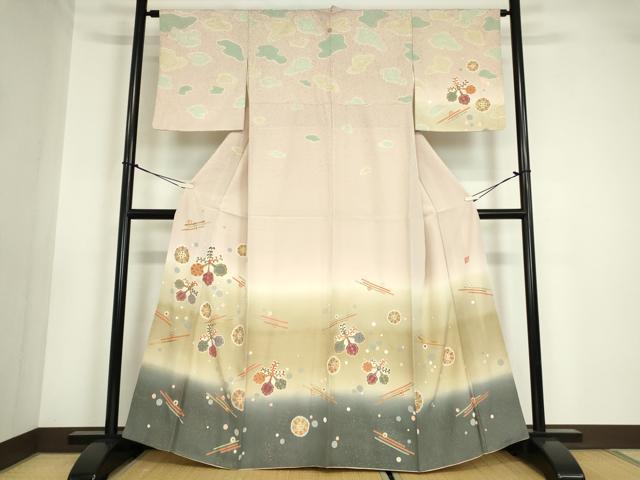 ■■■　サイズ　■■■ 身丈 160cm（肩から） 裄丈 65cm 袖丈 48.5cm　縫込み 3cm 袖幅 34cm 前幅 24cm 後幅 30cm 着物縫いこみ 内揚げ 7cm 裄 お袖側 約2.5cm　身頃側 約3cm ■■■　商品詳細　■■■ 【正絹・一つ紋】 状態は特に目立ったシミ汚れなどもなく大変良い状態です。 大変上質な逸品になります。 お安く出品致しますので、是非この機会にいかがでしょうか？ ■■■　注意事項　■■■ ■モニター発色の具合により色合いが異なる場合がございます。 ■寸法は多少の誤差が生じる場合がございますのでご了承ください。 ■縫込みの長さが左右非対称の場合は短い部分を記載しております。 左右非対称であってもご返品・お値引き等の保証は出来かねますので、ご了承の上ご購入をお願い致します。 ■シミ等のチェックには注意を払っておりますが、見落としがある場合もございますし、個人の見解も様々ですので神経質な方のご購入はお控えください。 ■箪笥に入っておりました着物や帯なので畳みシワや匂いがあるものもございます。 ■お休みは基本的に土日祝となりますが、その他臨時でお休みする場合がございますのでご了承ください。 ■商品の発送は平日のみの発送となります。 ■夜間と土曜、日曜日はお問い合わせの回答が遅れる場合がございます。 ■当店では、お直し、紋入れ、お手入れ等は承っておりません。 ■生地の状態（ヤケ、経年劣化等）によってはサイズ直しが出来ない場合がございます。 その点もどうかご了承のうえ、ご購入をお願いいたします。 ■弊社で取り扱う商品は一点ものにつき、時期や在庫状況に応じて金額が変更となる場合がございます。 ■検針は行っておりません。予めご了承いただきますようお願いいたします。 ■【洗える着物】と記載のある商品におきましては、商品お届け後に洗濯を行ってしまってからのご返品にはご対応しかねます。 念の為、専門店でのお手入れをお願いいたします。 ■着物のサイズ目安は下記を参考ください↓ ＜女性着物＞　お端折り次第で＋5cm　−1cmが着用可能サイズ 　例）身丈170cmの場合、身長160cm〜175cm ＜男性着物＞　身丈＋約25cm〜27cm程が適応身長 　例）身丈155cmの場合、身長180〜182cm