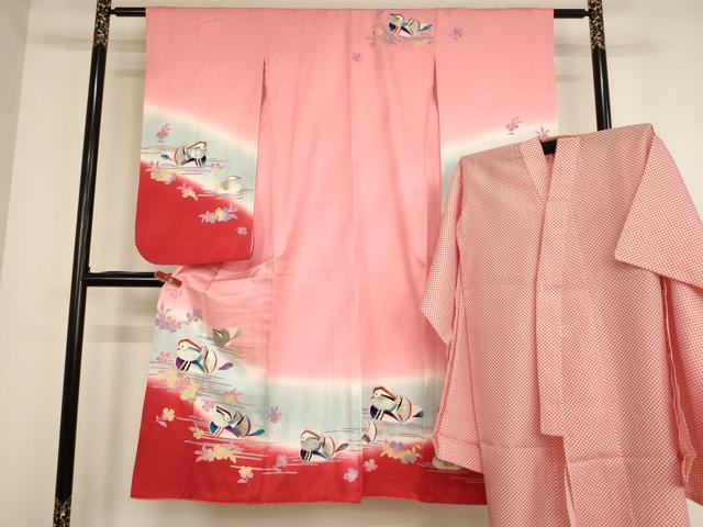 ■■■　サイズ　■■■ 【祝着】 身丈 136.5cm（肩から） 裄丈 56.5cm（肩上げ　0cm） 袖丈 75cm　縫込み 4.5cm 袖幅 32cm 前幅 18.5cm 後幅 25cm 着物縫いこみ 内揚げ 0cm （腰上げ　0cm） 裄 お袖側 約2cm　身頃側 約0cm 【長襦袢】 身丈 103.5cm（肩から） 裄丈 53cm（肩上げ　0cm） 袖丈 74.5cm　縫込み 1cm 袖幅 29.5cm 前幅 19.5cm 後幅 24.5cm 着物縫いこみ 内揚げ 0cm （腰上げ　0cm） 裄 お袖側 約3.5cm　身頃側 約1.5cm ■■■　商品詳細　■■■ 着物【正絹】の状態は特に目立ったシミ汚れなどもなく大変良い状態です。 長襦袢【正絹】の状態は特に目立ったシミ汚れなどもなく大変良い状態です。 大変上質な逸品になります。 お安く出品致しますので、是非この機会にいかがでしょうか？ ■■■　注意事項　■■■ ■モニター発色の具合により色合いが異なる場合がございます。 ■寸法は多少の誤差が生じる場合がございますのでご了承ください。 ■縫込みの長さが左右非対称の場合は短い部分を記載しております。 左右非対称であってもご返品・お値引き等の保証は出来かねますので、ご了承の上ご購入をお願い致します。 ■シミ等のチェックには注意を払っておりますが、見落としがある場合もございますし、個人の見解も様々ですので神経質な方のご購入はお控えください。 ■箪笥に入っておりました着物や帯なので畳みシワや匂いがあるものもございます。 ■お休みは基本的に土日祝となりますが、その他臨時でお休みする場合がございますのでご了承ください。 ■商品の発送は平日のみの発送となります。 ■夜間と土曜、日曜日はお問い合わせの回答が遅れる場合がございます。 ■当店では、お直し、紋入れ、お手入れ等は承っておりません。 ■生地の状態（ヤケ、経年劣化等）によってはサイズ直しが出来ない場合がございます。 その点もどうかご了承のうえ、ご購入をお願いいたします。 ■弊社で取り扱う商品は一点ものにつき、時期や在庫状況に応じて金額が変更となる場合がございます。 ■検針は行っておりません。予めご了承いただきますようお願いいたします。 ■【洗える着物】と記載のある商品におきましては、商品お届け後に洗濯を行ってしまってからのご返品にはご対応しかねます。 念の為、専門店でのお手入れをお願いいたします。 ■着物のサイズ目安は下記を参考ください↓ ＜女性着物＞　お端折り次第で＋5cm　−1cmが着用可能サイズ 　例）身丈170cmの場合、身長160cm〜175cm ＜男性着物＞　身丈＋約25cm〜27cm程が適応身長 　例）身丈155cmの場合、身長180〜182cm
