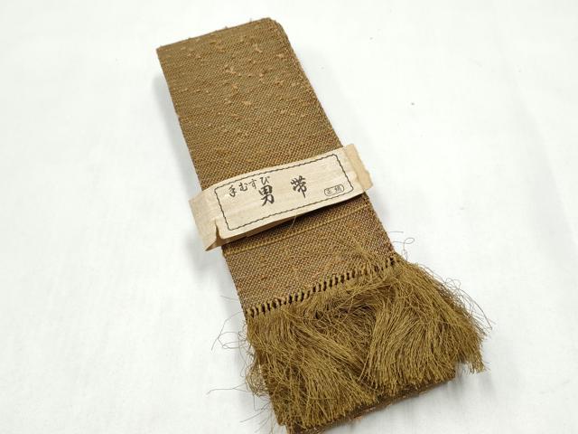 ■■■　サイズ　■■■ 長さ 408cm 幅 9cm程 ■■■　商品詳細　■■■ 【正絹】 状態は締めてはおりますが 特に目立ったシミ汚れなどもなく大変良い状態です。 本場筑前博多織は、福岡県福岡市博多区やその周辺で生産される絹織物です。 仏具のひとつである独鈷、華皿を基にした幾何学模様が織られています。 江戸時代に筑前藩主だった黒田長政が幕府への献上品にしたことから、博多献上、献上博多とも呼ばれます。 経糸が緯糸を包み込んで、表面には経糸だけ出て、横畝が際立って見える経畝織りという織りになっています。 30〜60本の細い経糸を使うため、こしやはりがあり、地合が硬く、光沢感があります。 きちんと締まり、くずれにくい、締めやすい帯といわれています。 大変上質な逸品になります。 お安く出品致しますので、是非この機会にいかがでしょうか？ ※両側未かがりですが着用には問題ありません。 ■■■　注意事項　■■■ ■モニター発色の具合により色合いが異なる場合がございます。 ■寸法は多少の誤差が生じる場合がございますのでご了承ください。 ■縫込みの長さが左右非対称の場合は短い部分を記載しております。 左右非対称であってもご返品・お値引き等の保証は出来かねますので、ご了承の上ご購入をお願い致します。 ■シミ等のチェックには注意を払っておりますが、見落としがある場合もございますし、個人の見解も様々ですので神経質な方のご購入はお控えください。 ■箪笥に入っておりました着物や帯なので畳みシワや匂いがあるものもございます。 ■お休みは基本的に土日祝となりますが、その他臨時でお休みする場合がございますのでご了承ください。 ■商品の発送は平日のみの発送となります。 ■夜間と土曜、日曜日はお問い合わせの回答が遅れる場合がございます。 ■当店では、お直し、紋入れ、お手入れ等は承っておりません。 ■生地の状態（ヤケ、経年劣化等）によってはサイズ直しが出来ない場合がございます。 その点もどうかご了承のうえ、ご購入をお願いいたします。 ■弊社で取り扱う商品は一点ものにつき、時期や在庫状況に応じて金額が変更となる場合がございます。 ■検針は行っておりません。予めご了承いただきますようお願いいたします。 ■【洗える着物】と記載のある商品におきましては、商品お届け後に洗濯を行ってしまってからのご返品にはご対応しかねます。 念の為、専門店でのお手入れをお願いいたします。 ■写真に写っている物が全てになります。それ以外の付属品はございませんのでご了承ください。 ■状態に関する写真につきましては、掲載可能な写真枚数に限りがあるため、各箇所につき1枚参考画像を掲載しております。 ■着物のサイズ目安は下記を参考ください↓ ＜女性着物＞　お端折り次第で＋5cm　−1cmが着用可能サイズ 　例）身丈170cmの場合、身長160cm〜175cm ＜男性着物＞　身丈＋約25cm〜27cm程が適応身長 　例）身丈155cmの場合、身長180〜182cm