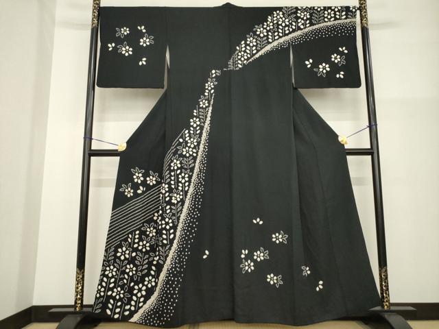 ■■■　サイズ　■■■ 身丈 157cm（肩から） 裄丈 67cm 袖丈 46cm　縫込み 3.5cm 袖幅 34cm 前幅 25cm 後幅 31cm 着物縫いこみ 内揚げ 5.5cm 裄 お袖側 約2cm　身頃側 約2cm ■■■　商品詳細　■■■ 【正絹】 状態は接写画像のように白場に絞り特有のアク、胴裏に糸解け、身八つ口に破れがございますが その他特に目立ったシミ汚れなどもなく大変良い状態です。 大変上質な逸品になります。 お安く出品致しますので、是非この機会にいかがでしょうか？ ■■■　注意事項　■■■ ■モニター発色の具合により色合いが異なる場合がございます。 ■寸法は多少の誤差が生じる場合がございますのでご了承ください。 ■縫込みの長さが左右非対称の場合は短い部分を記載しております。 左右非対称であってもご返品・お値引き等の保証は出来かねますので、ご了承の上ご購入をお願い致します。 ■シミ等のチェックには注意を払っておりますが、見落としがある場合もございますし、個人の見解も様々ですので神経質な方のご購入はお控えください。 ■箪笥に入っておりました着物や帯なので畳みシワや匂いがあるものもございます。 ■お休みは基本的に土日祝となりますが、その他臨時でお休みする場合がございますのでご了承ください。 ■商品の発送は平日のみの発送となります。 ■夜間と土曜、日曜日はお問い合わせの回答が遅れる場合がございます。 ■当店では、お直し、紋入れ、お手入れ等は承っておりません。 ■生地の状態（ヤケ、経年劣化等）によってはサイズ直しが出来ない場合がございます。 その点もどうかご了承のうえ、ご購入をお願いいたします。 ■弊社で取り扱う商品は一点ものにつき、時期や在庫状況に応じて金額が変更となる場合がございます。 ■検針は行っておりません。予めご了承いただきますようお願いいたします。 ■【洗える着物】と記載のある商品におきましては、商品お届け後に洗濯を行ってしまってからのご返品にはご対応しかねます。 念の為、専門店でのお手入れをお願いいたします。 ■着物のサイズ目安は下記を参考ください↓ ＜女性着物＞　お端折り次第で＋5cm　−1cmが着用可能サイズ 　例）身丈170cmの場合、身長160cm〜175cm ＜男性着物＞　身丈＋約25cm〜27cm程が適応身長 　例）身丈155cmの場合、身長180〜182cm