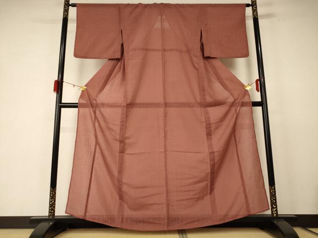 ■■■　サイズ　■■■ 身丈 161cm（肩から） 裄丈 63cm 袖丈 45cm　縫込み 2cm 袖幅 32.5cm 前幅 23cm 後幅 28.5cm 着物縫いこみ 内揚げ 0cm 裄 お袖側 約2.5cm　身頃側 約1.5cm ■■■　商品詳細　■■■ 【交織・紋なし】 状態は接写画像のように衿山に薄い汚れがございますが その他特に目立ったシミ汚れなどもなく大変良い状態です。 大変上質な逸品になります。 お安く出品致しますので、是非この機会にいかがでしょうか？ ■■■　注意事項　■■■ ■モニター発色の具合により色合いが異なる場合がございます。 ■寸法は多少の誤差が生じる場合がございますのでご了承ください。 ■縫込みの長さが左右非対称の場合は短い部分を記載しております。 左右非対称であってもご返品・お値引き等の保証は出来かねますので、ご了承の上ご購入をお願い致します。 ■シミ等のチェックには注意を払っておりますが、見落としがある場合もございますし、個人の見解も様々ですので神経質な方のご購入はお控えください。 ■箪笥に入っておりました着物や帯なので畳みシワや匂いがあるものもございます。 ■お休みは基本的に土日祝となりますが、その他臨時でお休みする場合がございますのでご了承ください。 ■商品の発送は平日のみの発送となります。 ■夜間と土曜、日曜日はお問い合わせの回答が遅れる場合がございます。 ■当店では、お直し、紋入れ、お手入れ等は承っておりません。 ■生地の状態（ヤケ、経年劣化等）によってはサイズ直しが出来ない場合がございます。 その点もどうかご了承のうえ、ご購入をお願いいたします。 ■弊社で取り扱う商品は一点ものにつき、時期や在庫状況に応じて金額が変更となる場合がございます。 ■検針は行っておりません。予めご了承いただきますようお願いいたします。 ■【洗える着物】と記載のある商品におきましては、商品お届け後に洗濯を行ってしまってからのご返品にはご対応しかねます。 念の為、専門店でのお手入れをお願いいたします。 ■着物のサイズ目安は下記を参考ください↓ ＜女性着物＞　お端折り次第で＋5cm　−1cmが着用可能サイズ 　例）身丈170cmの場合、身長160cm〜175cm ＜男性着物＞　身丈＋約25cm〜27cm程が適応身長 　例）身丈155cmの場合、身長180〜182cm