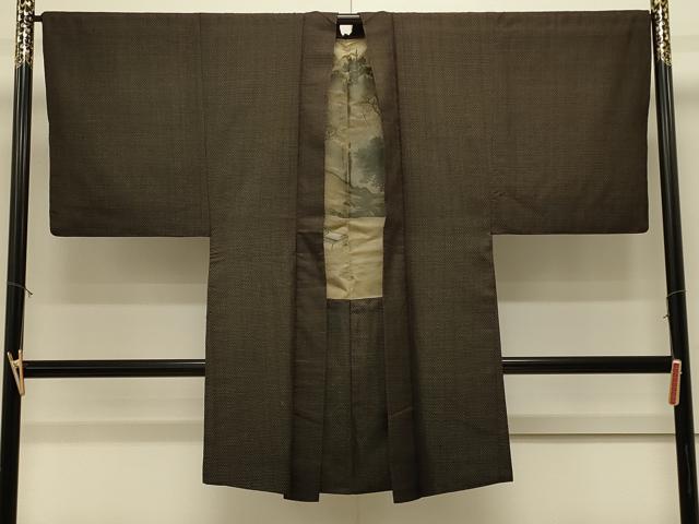 ■■■　サイズ　■■■ 身丈 101cm（肩から） 裄丈 67cm 袖丈 50cm　縫込み 6.5cm 袖幅 34cm 前幅 19cm 後幅 30.5cm 裄 お袖側 約1.5cm　身頃側 約2.5cm ■■■　商品詳細　■■■ 【正絹】 状態は特に目立ったシミ汚れなどもなく大変良い状態です。 大変上質な逸品になります。 お安く出品致しますので、是非この機会にいかがでしょうか？ ■■■　注意事項　■■■ ■モニター発色の具合により色合いが異なる場合がございます。 ■寸法は多少の誤差が生じる場合がございますのでご了承ください。 ■縫込みの長さが左右非対称の場合は短い部分を記載しております。 左右非対称であってもご返品・お値引き等の保証は出来かねますので、ご了承の上ご購入をお願い致します。 ■シミ等のチェックには注意を払っておりますが、見落としがある場合もございますし、個人の見解も様々ですので神経質な方のご購入はお控えください。 ■箪笥に入っておりました着物や帯なので畳みシワや匂いがあるものもございます。 ■お休みは基本的に土日祝となりますが、その他臨時でお休みする場合がございますのでご了承ください。 ■商品の発送は平日のみの発送となります。 ■夜間と土曜、日曜日はお問い合わせの回答が遅れる場合がございます。 ■当店では、お直し、紋入れ、お手入れ等は承っておりません。 ■生地の状態（ヤケ、経年劣化等）によってはサイズ直しが出来ない場合がございます。 その点もどうかご了承のうえ、ご購入をお願いいたします。 ■弊社で取り扱う商品は一点ものにつき、時期や在庫状況に応じて金額が変更となる場合がございます。 ■検針は行っておりません。予めご了承いただきますようお願いいたします。 ■【洗える着物】と記載のある商品におきましては、商品お届け後に洗濯を行ってしまってからのご返品にはご対応しかねます。 念の為、専門店でのお手入れをお願いいたします。 ■写真に写っている物が全てになります。それ以外の付属品はございませんのでご了承ください。 ■状態に関する写真につきましては、掲載可能な写真枚数に限りがあるため、各箇所につき1枚参考画像を掲載しております。 ■着物のサイズ目安は下記を参考ください↓ ＜女性着物＞　お端折り次第で＋5cm　−1cmが着用可能サイズ 　例）身丈170cmの場合、身長160cm〜175cm ＜男性着物＞　身丈＋約25cm〜27cm程が適応身長 　例）身丈155cmの場合、身長180〜182cm