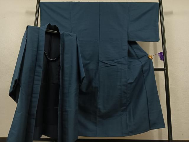 ■■■　サイズ　■■■ 【着物】 身丈 148cm（肩から） 裄丈 68cm 袖丈 50cm　縫込み 1cm 袖幅 34cm 前幅 24cm 後幅 30cm 着物縫いこみ 内揚げ 5cm 裄 お袖側 約1cm　身頃側 約2cm 【羽織】 身丈 94cm（肩から） 裄丈 70cm 袖丈 49cm　縫込み 2cm 袖幅 35cm 前幅 19cm 後幅 30cm 裄 お袖側 約1cm　身頃側 約1cm ■■■　商品詳細　■■■ 【交織】 状態は特に目立ったシミ汚れなどもなく大変良い状態です。 大変上質な逸品になります。 お安く出品致しますので、是非この機会にいかがでしょうか？ ■■■　注意事項　■■■ ■モニター発色の具合により色合いが異なる場合がございます。 ■寸法は多少の誤差が生じる場合がございますのでご了承ください。 ■縫込みの長さが左右非対称の場合は短い部分を記載しております。 左右非対称であってもご返品・お値引き等の保証は出来かねますので、ご了承の上ご購入をお願い致します。 ■シミ等のチェックには注意を払っておりますが、見落としがある場合もございますし、個人の見解も様々ですので神経質な方のご購入はお控えください。 ■箪笥に入っておりました着物や帯なので畳みシワや匂いがあるものもございます。 ■お休みは基本的に土日祝となりますが、その他臨時でお休みする場合がございますのでご了承ください。 ■商品の発送は平日のみの発送となります。 ■夜間と土曜、日曜日はお問い合わせの回答が遅れる場合がございます。 ■当店では、お直し、紋入れ、お手入れ等は承っておりません。 ■生地の状態（ヤケ、経年劣化等）によってはサイズ直しが出来ない場合がございます。 その点もどうかご了承のうえ、ご購入をお願いいたします。 ■弊社で取り扱う商品は一点ものにつき、時期や在庫状況に応じて金額が変更となる場合がございます。 ■検針は行っておりません。予めご了承いただきますようお願いいたします。 ■【洗える着物】と記載のある商品におきましては、商品お届け後に洗濯を行ってしまってからのご返品にはご対応しかねます。 念の為、専門店でのお手入れをお願いいたします。 ■着物のサイズ目安は下記を参考ください↓ ＜女性着物＞　お端折り次第で＋5cm　−1cmが着用可能サイズ 　例）身丈170cmの場合、身長160cm〜175cm ＜男性着物＞　身丈＋約25cm〜27cm程が適応身長 　例）身丈155cmの場合、身長180〜182cm