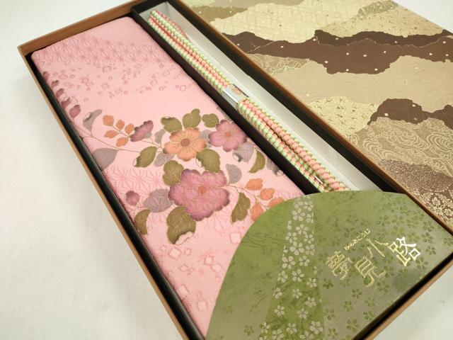 ■■■　サイズ　■■■ 帯締め　約162cm（房含む） ■■■　商品詳細　■■■ 【正絹・未使用】 状態は特に目立ったシミ汚れなどもなく大変良い状態です。 大変上質な逸品になります。 お安く出品致しますので、是非この機会にいかがでしょうか？ ※若干保管臭がございます。 ■■■　注意事項　■■■ ■モニター発色の具合により色合いが異なる場合がございます。 ■寸法は多少の誤差が生じる場合がございますのでご了承ください。 ■縫込みの長さが左右非対称の場合は短い部分を記載しております。 左右非対称であってもご返品・お値引き等の保証は出来かねますので、ご了承の上ご購入をお願い致します。 ■シミ等のチェックには注意を払っておりますが、見落としがある場合もございますし、個人の見解も様々ですので神経質な方のご購入はお控えください。 ■箪笥に入っておりました着物や帯なので畳みシワや匂いがあるものもございます。 ■お休みは基本的に土日祝となりますが、その他臨時でお休みする場合がございますのでご了承ください。 ■商品の発送は平日のみの発送となります。 ■夜間と土曜、日曜日はお問い合わせの回答が遅れる場合がございます。 ■当店では、お直し、紋入れ、お手入れ等は承っておりません。 ■生地の状態（ヤケ、経年劣化等）によってはサイズ直しが出来ない場合がございます。 その点もどうかご了承のうえ、ご購入をお願いいたします。 ■弊社で取り扱う商品は一点ものにつき、時期や在庫状況に応じて金額が変更となる場合がございます。 ■検針は行っておりません。予めご了承いただきますようお願いいたします。 ■【洗える着物】と記載のある商品におきましては、商品お届け後に洗濯を行ってしまってからのご返品にはご対応しかねます。 念の為、専門店でのお手入れをお願いいたします。 ■着物のサイズ目安は下記を参考ください↓ ＜女性着物＞　お端折り次第で＋5?　−10?が着用可能サイズ 　例）身丈170?の場合、身長160?〜175? ＜男性着物＞　身丈＋約25?〜27?程が適応身長 　例）身丈155?の場合、身長180〜182?