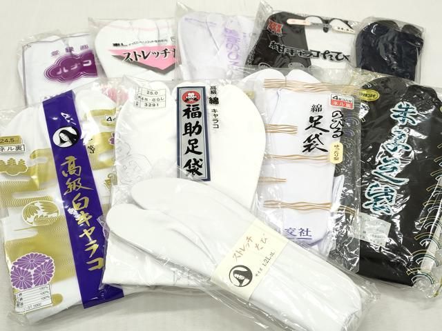 ■■■　商品詳細　■■■ 【内訳】 25.0cm（白）　3点 24.5cm（白）　2点 24.5cm（カラー）　1点 24.0cm（カラー）　1点 24.0～27.0cm（カラー）　1点 2L（白）　1点 Lサイズ（白／23.5～24.5cm）　1点 ※こちらのお品はまとめての出品となりますので、 汚れ・素材等の詳細は記載しておりません。 ご理解の上でのご入札をお願い致します。 大変上質な逸品になります。 お安く出品致しますので、是非この機会にいかがでしょうか？ ■■■　注意事項　■■■ ■モニター発色の具合により色合いが異なる場合がございます。 ■寸法は多少の誤差が生じる場合がございますのでご了承ください。 ■縫込みの長さが左右非対称の場合は短い部分を記載しております。 左右非対称であってもご返品・お値引き等の保証は出来かねますので、ご了承の上ご購入をお願い致します。 ■シミ等のチェックには注意を払っておりますが、見落としがある場合もございますし、個人の見解も様々ですので神経質な方のご購入はお控えください。 ■汚れやシミの種類につきましては、専門ではない為、正確な判別が難しく商品説明では種類を特定せず、汚れやシミと記載させております。 恐れ入りますが、ご了承くださいますようお願い申し上げます。 ■箪笥に入っておりました着物や帯なので畳みシワや匂いがあるものもございます。 ■お休みは基本的に土日祝となりますが、その他臨時でお休みする場合がございますのでご了承ください。 ■商品の発送は平日のみの発送となります。 ■夜間と土曜、日曜日はお問い合わせの回答が遅れる場合がございます。 ■当店では、お直し、紋入れ、お手入れ等は承っておりません。 ■生地の状態（ヤケ、経年劣化等）によってはサイズ直しが出来ない場合がございます。 その点もどうかご了承のうえ、ご購入をお願いいたします。 ■弊社で取り扱う商品は一点ものにつき、時期や在庫状況に応じて金額が変更となる場合がございます。 ■検針は行っておりません。予めご了承いただきますようお願いいたします。 ■【洗える着物】と記載のある商品におきましては、商品お届け後に洗濯を行ってしまってからのご返品にはご対応しかねます。 念の為、専門店でのお手入れをお願いいたします。 ■写真に写っている物が全てになります。それ以外の付属品はございませんのでご了承ください。 ■状態に関する写真につきましては、掲載可能な写真枚数に限りがあるため、各箇所につき1枚参考画像を掲載しております。 ■着物のサイズ目安は下記を参考ください↓ ＜女性着物＞　お端折り次第で＋5cm　−1cmが着用可能サイズ 　例）身丈170cmの場合、身長160cm〜175cm ＜男性着物＞　身丈＋約25cm〜27cm程が適応身長 　例）身丈155cmの場合、身長180〜182cm