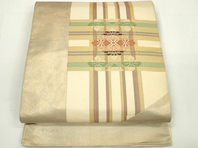 ■■■　サイズ　■■■ 長さ 444cm 幅 30.5cm程 ■■■　商品詳細　■■■ 【正絹】 詳細に関しましては、画像をご確認ください。 大変上質な逸品になります。 お安く出品致しますので、是非この機会にいかがでしょうか？ ■■■　注意事項　■■■ ■モニター発色の具合により色合いが異なる場合がございます。 ■寸法は多少の誤差が生じる場合がございますのでご了承ください。 ■縫込みの長さが左右非対称の場合は短い部分を記載しております。 左右非対称であってもご返品・お値引き等の保証は出来かねますので、ご了承の上ご購入をお願い致します。 ■シミ等のチェックには注意を払っておりますが、見落としがある場合もございますし、個人の見解も様々ですので神経質な方のご購入はお控えください。 ■箪笥に入っておりました着物や帯なので畳みシワや匂いがあるものもございます。 ■お休みは基本的に土日祝となりますが、その他臨時でお休みする場合がございますのでご了承ください。 ■商品の発送は平日のみの発送となります。 ■夜間と土曜、日曜日はお問い合わせの回答が遅れる場合がございます。 ■当店では、お直し、紋入れ、お手入れ等は承っておりません。 ■生地の状態（ヤケ、経年劣化等）によってはサイズ直しが出来ない場合がございます。 その点もどうかご了承のうえ、ご購入をお願いいたします。 ■弊社で取り扱う商品は一点ものにつき、時期や在庫状況に応じて金額が変更となる場合がございます。 ■検針は行っておりません。予めご了承いただきますようお願いいたします。 ■【洗える着物】と記載のある商品におきましては、商品お届け後に洗濯を行ってしまってからのご返品にはご対応しかねます。 念の為、専門店でのお手入れをお願いいたします。 ■着物のサイズ目安は下記を参考ください↓ ＜女性着物＞　お端折り次第で＋5cm　−1cmが着用可能サイズ 　例）身丈170cmの場合、身長160cm〜175cm ＜男性着物＞　身丈＋約25cm〜27cm程が適応身長 　例）身丈155cmの場合、身長180〜182cm