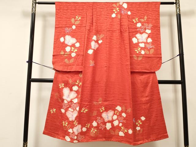 ■■■　サイズ　■■■ 【祝着】 身丈 132cm（肩から） 裄丈 51.5cm（肩上げ　3.5cm） 袖丈 69.5cm　縫込み 3cm 袖幅 32cm 前幅 19cm 後幅 26cm 着物縫いこみ 内揚げ 5cm （腰上げ　0cm） 裄 お袖側 約2cm　身頃側 約6cm ■■■　商品詳細　■■■ 着物【正絹】の 状態は接写画像のように左袖後・下前胸付近・胴裏に薄い汚れがございますが その他特に目立ったシミ汚れなどもなく大変良い状態です。 大変上質な逸品になります。 お安く出品致しますので、是非この機会にいかがでしょうか？ ■■■　注意事項　■■■ ■モニター発色の具合により色合いが異なる場合がございます。 ■寸法は多少の誤差が生じる場合がございますのでご了承ください。 ■縫込みの長さが左右非対称の場合は短い部分を記載しております。 左右非対称であってもご返品・お値引き等の保証は出来かねますので、ご了承の上ご購入をお願い致します。 ■シミ等のチェックには注意を払っておりますが、見落としがある場合もございますし、個人の見解も様々ですので神経質な方のご購入はお控えください。 ■箪笥に入っておりました着物や帯なので畳みシワや匂いがあるものもございます。 ■お休みは基本的に土日祝となりますが、その他臨時でお休みする場合がございますのでご了承ください。 ■商品の発送は平日のみの発送となります。 ■夜間と土曜、日曜日はお問い合わせの回答が遅れる場合がございます。 ■当店では、お直し、紋入れ、お手入れ等は承っておりません。 ■生地の状態（ヤケ、経年劣化等）によってはサイズ直しが出来ない場合がございます。 その点もどうかご了承のうえ、ご購入をお願いいたします。 ■弊社で取り扱う商品は一点ものにつき、時期や在庫状況に応じて金額が変更となる場合がございます。 ■検針は行っておりません。予めご了承いただきますようお願いいたします。 ■【洗える着物】と記載のある商品におきましては、商品お届け後に洗濯を行ってしまってからのご返品にはご対応しかねます。 念の為、専門店でのお手入れをお願いいたします。 ■着物のサイズ目安は下記を参考ください↓ ＜女性着物＞　お端折り次第で＋5cm　−1cmが着用可能サイズ 　例）身丈170cmの場合、身長160cm〜175cm ＜男性着物＞　身丈＋約25cm〜27cm程が適応身長 　例）身丈155cmの場合、身長180〜182cm