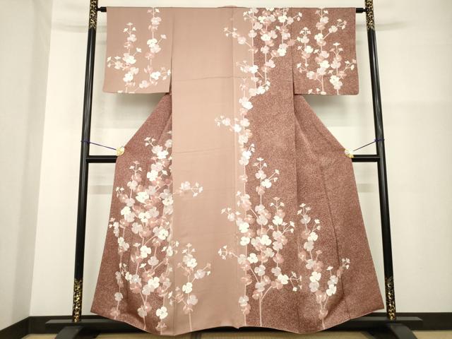 ■■■　サイズ　■■■ 身丈 155cm（肩から） 裄丈 62.5cm 袖丈 47cm　縫込み 10.5cm 袖幅 32.5cm 前幅 24cm 後幅 30cm 着物縫いこみ 内揚げ 7cm 裄 お袖側 約3cm　身頃側 約5cm ■■■　商品詳細　■■■ 【正絹】 状態は接写画像のように上前・左袖口・後身頃・両袖・衿山に薄い汚れがございますが その他特に目立ったシミ汚れなどもなく大変良い状態です。 大変上質な逸品になります。 お安く出品致しますので、是非この機会にいかがでしょうか？ ■■■　注意事項　■■■ ■モニター発色の具合により色合いが異なる場合がございます。 ■寸法は多少の誤差が生じる場合がございますのでご了承ください。 ■縫込みの長さが左右非対称の場合は短い部分を記載しております。 左右非対称であってもご返品・お値引き等の保証は出来かねますので、ご了承の上ご購入をお願い致します。 ■シミ等のチェックには注意を払っておりますが、見落としがある場合もございますし、個人の見解も様々ですので神経質な方のご購入はお控えください。 ■箪笥に入っておりました着物や帯なので畳みシワや匂いがあるものもございます。 ■お休みは基本的に土日祝となりますが、その他臨時でお休みする場合がございますのでご了承ください。 ■商品の発送は平日のみの発送となります。 ■夜間と土曜、日曜日はお問い合わせの回答が遅れる場合がございます。 ■当店では、お直し、紋入れ、お手入れ等は承っておりません。 ■生地の状態（ヤケ、経年劣化等）によってはサイズ直しが出来ない場合がございます。 その点もどうかご了承のうえ、ご購入をお願いいたします。 ■弊社で取り扱う商品は一点ものにつき、時期や在庫状況に応じて金額が変更となる場合がございます。 ■検針は行っておりません。予めご了承いただきますようお願いいたします。 ■【洗える着物】と記載のある商品におきましては、商品お届け後に洗濯を行ってしまってからのご返品にはご対応しかねます。 念の為、専門店でのお手入れをお願いいたします。 ■着物のサイズ目安は下記を参考ください↓ ＜女性着物＞　お端折り次第で＋5cm　−1cmが着用可能サイズ 　例）身丈170cmの場合、身長160cm〜175cm ＜男性着物＞　身丈＋約25cm〜27cm程が適応身長 　例）身丈155cmの場合、身長180〜182cm