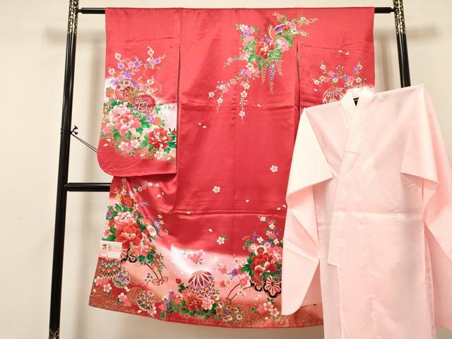 ■■■　サイズ　■■■ 【祝着】 身丈 132.5cm（肩から） 裄丈 58cm（肩上げ　0cm） 袖丈 73cm　縫込み 2cm 袖幅 33cm 前幅 18.5cm 後幅 25cm 着物縫いこみ 内揚げ 0cm （腰上げ　0cm） 裄 お袖側 約0cm　身頃側 約2cm 【長襦袢】 身丈 97cm（肩から） 裄丈 54cm（肩上げ　0cm） 袖丈 73.5cm　縫込み 2cm 袖幅 29.5cm 前幅 19cm 後幅 24cm 着物縫いこみ 内揚げ 0cm （腰上げ　0cm） 裄 お袖側 約0cm　身頃側 約1cm ■■■　商品詳細　■■■ 着物【化繊・重ね衿：取り外し可能】の 状態は特に目立ったシミ汚れなどもなく大変良い状態です。 長襦袢【化繊】の 状態は特に目立ったシミ汚れなどもなく大変良い状態です。 お安く出品致しますので、是非この機会にいかがでしょうか？ ※素材の詳細は画像を御覧ください。 ※ご自身で洗濯された場合の保証はできかねます。専門店にご相談ください。 ※着物・襦袢共に肩上げと腰上げがされておりません。 ※長襦袢の袖丈が着物よりも大きい仕立てになっておりますので、ご確認の上ご入札くださいませ。 ■■■　注意事項　■■■ ■モニター発色の具合により色合いが異なる場合がございます。 ■寸法は多少の誤差が生じる場合がございますのでご了承ください。 ■縫込みの長さが左右非対称の場合は短い部分を記載しております。 左右非対称であってもご返品・お値引き等の保証は出来かねますので、ご了承の上ご購入をお願い致します。 ■シミ等のチェックには注意を払っておりますが、見落としがある場合もございますし、個人の見解も様々ですので神経質な方のご購入はお控えください。 ■箪笥に入っておりました着物や帯なので畳みシワや匂いがあるものもございます。 ■お休みは基本的に土日祝となりますが、その他臨時でお休みする場合がございますのでご了承ください。 ■商品の発送は平日のみの発送となります。 ■夜間と土曜、日曜日はお問い合わせの回答が遅れる場合がございます。 ■当店では、お直し、紋入れ、お手入れ等は承っておりません。 ■生地の状態（ヤケ、経年劣化等）によってはサイズ直しが出来ない場合がございます。 その点もどうかご了承のうえ、ご購入をお願いいたします。 ■弊社で取り扱う商品は一点ものにつき、時期や在庫状況に応じて金額が変更となる場合がございます。 ■検針は行っておりません。予めご了承いただきますようお願いいたします。 ■【洗える着物】と記載のある商品におきましては、商品お届け後に洗濯を行ってしまってからのご返品にはご対応しかねます。 念の為、専門店でのお手入れをお願いいたします。 ■着物のサイズ目安は下記を参考ください↓ ＜女性着物＞　お端折り次第で＋5cm　−1cmが着用可能サイズ 　例）身丈170cmの場合、身長160cm〜175cm ＜男性着物＞　身丈＋約25cm〜27cm程が適応身長 　例）身丈155cmの場合、身長180〜182cm