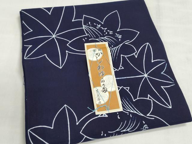 ■■■　サイズ　■■■ 長さ　　着尺分あり 幅　　　約34.5cm ■■■　商品詳細　■■■ 【綿・未使用】 状態は接写画像のように表地所々に薄い汚れがございます。 大変上質な逸品になります。 お安く出品致しますので、是非この機会にいかがでしょうか？ ■■■　注意事項　■■■ ■モニター発色の具合により色合いが異なる場合がございます。 ■寸法は多少の誤差が生じる場合がございますのでご了承ください。 ■縫込みの長さが左右非対称の場合は短い部分を記載しております。 左右非対称であってもご返品・お値引き等の保証は出来かねますので、ご了承の上ご購入をお願い致します。 ■シミ等のチェックには注意を払っておりますが、見落としがある場合もございますし、個人の見解も様々ですので神経質な方のご購入はお控えください。 ■箪笥に入っておりました着物や帯なので畳みシワや匂いがあるものもございます。 ■お休みは基本的に土日祝となりますが、その他臨時でお休みする場合がございますのでご了承ください。 ■商品の発送は平日のみの発送となります。 ■夜間と土曜、日曜日はお問い合わせの回答が遅れる場合がございます。 ■当店では、お直し、紋入れ、お手入れ等は承っておりません。 ■生地の状態（ヤケ、経年劣化等）によってはサイズ直しが出来ない場合がございます。 その点もどうかご了承のうえ、ご購入をお願いいたします。 ■弊社で取り扱う商品は一点ものにつき、時期や在庫状況に応じて金額が変更となる場合がございます。 ■検針は行っておりません。予めご了承いただきますようお願いいたします。 ■【洗える着物】と記載のある商品におきましては、商品お届け後に洗濯を行ってしまってからのご返品にはご対応しかねます。 念の為、専門店でのお手入れをお願いいたします。 ■写真に写っている物が全てになります。それ以外の付属品はございませんのでご了承ください。 ■状態に関する写真につきましては、掲載可能な写真枚数に限りがあるため、各箇所につき1枚参考画像を掲載しております。 ■着物のサイズ目安は下記を参考ください↓ ＜女性着物＞　お端折り次第で＋5cm　−1cmが着用可能サイズ 　例）身丈170cmの場合、身長160cm〜175cm ＜男性着物＞　身丈＋約25cm〜27cm程が適応身長 　例）身丈155cmの場合、身長180〜182cm