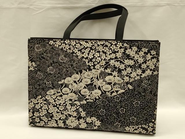 ■■■　サイズ　■■■ 【バッグ】 横　　　37.5cm 縦　　　27cm　取っ手込み　47cm 奥行き　12.5cm ■■■　商品詳細　■■■ 状態は参考画像のように薄い汚れ、シミがございます。 大変上質な逸品になります。 お安く出品致しますので、是非この機会にいかがでしょうか？ ■■■　注意事項　■■■ ■モニター発色の具合により色合いが異なる場合がございます。 ■寸法は多少の誤差が生じる場合がございますのでご了承ください。 ■縫込みの長さが左右非対称の場合は短い部分を記載しております。 左右非対称であってもご返品・お値引き等の保証は出来かねますので、ご了承の上ご購入をお願い致します。 ■シミ等のチェックには注意を払っておりますが、見落としがある場合もございますし、個人の見解も様々ですので神経質な方のご購入はお控えください。 ■箪笥に入っておりました着物や帯なので畳みシワや匂いがあるものもございます。 ■お休みは基本的に土日祝となりますが、その他臨時でお休みする場合がございますのでご了承ください。 ■商品の発送は平日のみの発送となります。 ■夜間と土曜、日曜日はお問い合わせの回答が遅れる場合がございます。 ■当店では、お直し、紋入れ、お手入れ等は承っておりません。 ■生地の状態（ヤケ、経年劣化等）によってはサイズ直しが出来ない場合がございます。 その点もどうかご了承のうえ、ご購入をお願いいたします。 ■弊社で取り扱う商品は一点ものにつき、時期や在庫状況に応じて金額が変更となる場合がございます。 ■検針は行っておりません。予めご了承いただきますようお願いいたします。 ■【洗える着物】と記載のある商品におきましては、商品お届け後に洗濯を行ってしまってからのご返品にはご対応しかねます。 念の為、専門店でのお手入れをお願いいたします。 ■着物のサイズ目安は下記を参考ください↓ ＜女性着物＞　お端折り次第で＋5cm　−1cmが着用可能サイズ 　例）身丈170cmの場合、身長160cm〜175cm ＜男性着物＞　身丈＋約25cm〜27cm程が適応身長 　例）身丈155cmの場合、身長180〜182cm