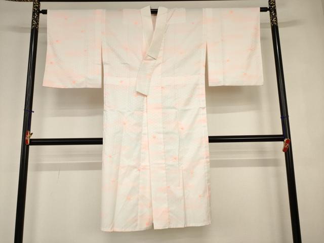 ■■■　サイズ　■■■ 身丈 121.5cm（肩から） 裄丈 62cm 袖丈 48cm　縫込み 3cm 袖幅 31.5cm 前幅 25.5cm 後幅 31cm 着物縫いこみ 内揚げ 4.5cm 裄 お袖側 約3cm　身頃側 約2cm ■■■　商品詳細　■■■ 【化繊】 状態は特に目立ったシミ汚れなどもなく大変良い状態です。 お安く出品致しますので、是非この機会にいかがでしょうか？※ご自身で洗濯された場合の保証はできかねます。 専門店にご相談ください。 ■■■　注意事項　■■■ ■モニター発色の具合により色合いが異なる場合がございます。 ■寸法は多少の誤差が生じる場合がございますのでご了承ください。 ■縫込みの長さが左右非対称の場合は短い部分を記載しております。 左右非対称であってもご返品・お値引き等の保証は出来かねますので、ご了承の上ご購入をお願い致します。 ■シミ等のチェックには注意を払っておりますが、見落としがある場合もございますし、個人の見解も様々ですので神経質な方のご購入はお控えください。 ■箪笥に入っておりました着物や帯なので畳みシワや匂いがあるものもございます。 ■お休みは基本的に土日祝となりますが、その他臨時でお休みする場合がございますのでご了承ください。 ■商品の発送は平日のみの発送となります。 ■夜間と土曜、日曜日はお問い合わせの回答が遅れる場合がございます。 ■当店では、お直し、紋入れ、お手入れ等は承っておりません。 ■生地の状態（ヤケ、経年劣化等）によってはサイズ直しが出来ない場合がございます。 その点もどうかご了承のうえ、ご購入をお願いいたします。 ■弊社で取り扱う商品は一点ものにつき、時期や在庫状況に応じて金額が変更となる場合がございます。 ■検針は行っておりません。予めご了承いただきますようお願いいたします。 ■【洗える着物】と記載のある商品におきましては、商品お届け後に洗濯を行ってしまってからのご返品にはご対応しかねます。 念の為、専門店でのお手入れをお願いいたします。 ■写真に写っている物が全てになります。それ以外の付属品はございませんのでご了承ください。 ■状態に関する写真につきましては、掲載可能な写真枚数に限りがあるため、各箇所につき1枚参考画像を掲載しております。 ■着物のサイズ目安は下記を参考ください↓ ＜女性着物＞　お端折り次第で＋5cm　－1cmが着用可能サイズ 　例）身丈170cmの場合、身長160cm～175cm ＜男性着物＞　身丈＋約25cm～27cm程が適応身長 　例）身丈155cmの場合、身長180～182cm