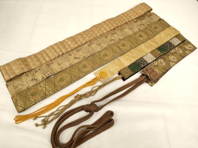 ■■■　サイズ　■■■ ■■■　商品詳細　■■■ ※こちらのお品はまとめての出品となりますので、 汚れ・サイズ等の詳細は記載しておりません。 ご理解の上でのご入札をお願い致します。 大変上質な逸品になります。 お安く出品致しますので、是非この機会にいかがでしょうか？ ■■■　注意事項　■■■ ■モニター発色の具合により色合いが異なる場合がございます。 ■寸法は多少の誤差が生じる場合がございますのでご了承ください。 ■縫込みの長さが左右非対称の場合は短い部分を記載しております。 左右非対称であってもご返品・お値引き等の保証は出来かねますので、ご了承の上ご購入をお願い致します。 ■シミ等のチェックには注意を払っておりますが、見落としがある場合もございますし、個人の見解も様々ですので神経質な方のご購入はお控えください。 ■箪笥に入っておりました着物や帯なので畳みシワや匂いがあるものもございます。 ■お休みは基本的に土日祝となりますが、その他臨時でお休みする場合がございますのでご了承ください。 ■商品の発送は平日のみの発送となります。 ■夜間と土曜、日曜日はお問い合わせの回答が遅れる場合がございます。 ■当店では、お直し、紋入れ、お手入れ等は承っておりません。 ■生地の状態（ヤケ、経年劣化等）によってはサイズ直しが出来ない場合がございます。 その点もどうかご了承のうえ、ご購入をお願いいたします。 ■弊社で取り扱う商品は一点ものにつき、時期や在庫状況に応じて金額が変更となる場合がございます。 ■検針は行っておりません。予めご了承いただきますようお願いいたします。 ■【洗える着物】と記載のある商品におきましては、商品お届け後に洗濯を行ってしまってからのご返品にはご対応しかねます。 念の為、専門店でのお手入れをお願いいたします。 ■写真に写っている物が全てになります。 それ以外の付属品はございませんのでご了承ください。 ■状態に関する写真につきましては、掲載可能な写真枚数に限りがあるため、 各箇所につき1枚参考画像を掲載しております。 ■着物のサイズ目安は下記を参考ください↓ ＜女性着物＞　お端折り次第で＋5cm　−10cmが着用可能サイズ 　例）身丈170cmの場合、身長160cm〜175cm ＜男性着物＞　身丈＋約25cm〜27cm程が適応身長 　例）身丈155cmの場合、身長180cm〜182cm
