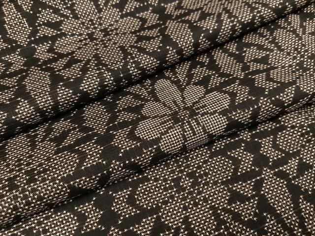 ■■■　サイズ　■■■ 身丈 157cm（肩から） 裄丈 63cm 袖丈 44cm　縫込み 3cm 袖幅 32cm 前幅 23cm 後幅 29cm 着物縫いこみ 内揚げ 0cm 裄 お袖側 約2cm　身頃側 約2.5cm ■■■　商品詳細　■■■ 【正絹】 状態は接写画像のように衿裏・胴裏にホックシミ、衿山に薄い汚れがございますが その他特に目立ったシミ汚れなどもなく大変良い状態です。 大変上質な逸品になります。 お安く出品致しますので、是非この機会にいかがでしょうか？ ※若干保管臭がございます。 ■■■　注意事項　■■■ ■モニター発色の具合により色合いが異なる場合がございます。 ■寸法は多少の誤差が生じる場合がございますのでご了承ください。 ■シミ等のチェックには注意を払っておりますが、見落としがある場合もございますし、個人の見解も様々ですので神経質な方のご購入はお控えください。 ■箪笥に入っておりました着物や帯なので畳みシワや匂いがあるものもございます。 ■お休みは基本的に土日祝となりますが、その他臨時でお休みする場合がございますのでご了承ください。 ■商品の発送は平日のみの発送となります。 ■夜間と土曜、日曜日はお問い合わせの回答が遅れる場合がございます。 ■当店では、お直し、紋入れ、お手入れ等は承っておりません。 ■生地の状態（ヤケ、経年劣化等）によってはサイズ直しが出来ない場合がございます。 その点もどうかご了承のうえ、ご購入をお願いいたします。 ■着物のサイズ目安は下記を参考ください↓ ＜女性着物＞　身長-10cm+5cmが着用可能サイズ(お端折り次第) 　例）身長160cmの方→着物身丈150cm〜165cm ＜男性着物＞　身長-27cm ±5cmが着用可能サイズ 　例）身長170cmの方→着物身丈138cm〜148cm