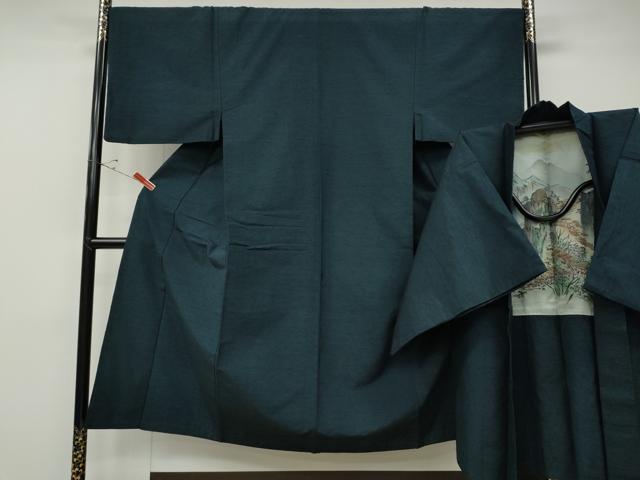 ■■■　サイズ　■■■ 【着物】 身丈 145cm（肩から） 裄丈 68cm 袖丈 48cm　縫込み 3cm 袖幅 35cm 前幅 25cm 後幅 30cm 着物縫いこみ 内揚げ 0cm 裄 お袖側 約1cm　身頃側 約3cm 【羽織】 身丈 94cm（肩から） 裄丈 70cm 袖丈 49cm　縫込み 2.5cm 袖幅 36.5cm 前幅 20cm 後幅 30cm 裄 お袖側 約1cm　身頃側 約2cm ■■■　商品詳細　■■■ 【正絹】 状態は特に目立ったシミ汚れなどもなく大変良い状態です。 大変上質な逸品になります。 お安く出品致しますので、是非この機会にいかがでしょうか？ ■■■　注意事項　■■■ ■モニター発色の具合により色合いが異なる場合がございます。 ■寸法は多少の誤差が生じる場合がございますのでご了承ください。 ■縫込みの長さが左右非対称の場合は短い部分を記載しております。 左右非対称であってもご返品・お値引き等の保証は出来かねますので、ご了承の上ご購入をお願い致します。 ■シミ等のチェックには注意を払っておりますが、見落としがある場合もございますし、個人の見解も様々ですので神経質な方のご購入はお控えください。 ■箪笥に入っておりました着物や帯なので畳みシワや匂いがあるものもございます。 ■お休みは基本的に土日祝となりますが、その他臨時でお休みする場合がございますのでご了承ください。 ■商品の発送は平日のみの発送となります。 ■夜間と土曜、日曜日はお問い合わせの回答が遅れる場合がございます。 ■当店では、お直し、紋入れ、お手入れ等は承っておりません。 ■生地の状態（ヤケ、経年劣化等）によってはサイズ直しが出来ない場合がございます。 その点もどうかご了承のうえ、ご購入をお願いいたします。 ■弊社で取り扱う商品は一点ものにつき、時期や在庫状況に応じて金額が変更となる場合がございます。 ■検針は行っておりません。予めご了承いただきますようお願いいたします。 ■【洗える着物】と記載のある商品におきましては、商品お届け後に洗濯を行ってしまってからのご返品にはご対応しかねます。 念の為、専門店でのお手入れをお願いいたします。 ■着物のサイズ目安は下記を参考ください↓ ＜女性着物＞　お端折り次第で＋5cm　−1cmが着用可能サイズ 　例）身丈170cmの場合、身長160cm〜175cm ＜男性着物＞　身丈＋約25cm〜27cm程が適応身長 　例）身丈155cmの場合、身長180〜182cm