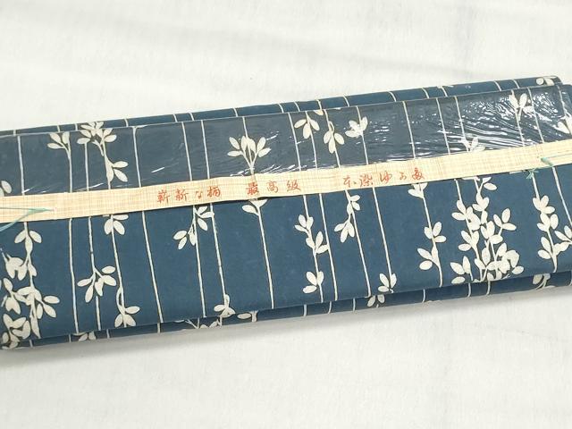 ■■■　サイズ　■■■ 長さ　　着尺分あり 幅　　　約35cm ■■■　商品詳細　■■■ 【綿・未使用】 状態は接写画像のように表地所々・裏面所々に薄い汚れがございます。 大変上質な逸品になります。 お安く出品致しますので、是非この機会にいかがでしょうか？ ■■■　注意事項　■■■ ■モニター発色の具合により色合いが異なる場合がございます。 ■寸法は多少の誤差が生じる場合がございますのでご了承ください。 ■縫込みの長さが左右非対称の場合は短い部分を記載しております。 左右非対称であってもご返品・お値引き等の保証は出来かねますので、ご了承の上ご購入をお願い致します。 ■シミ等のチェックには注意を払っておりますが、見落としがある場合もございますし、個人の見解も様々ですので神経質な方のご購入はお控えください。 ■箪笥に入っておりました着物や帯なので畳みシワや匂いがあるものもございます。 ■お休みは基本的に土日祝となりますが、その他臨時でお休みする場合がございますのでご了承ください。 ■商品の発送は平日のみの発送となります。 ■夜間と土曜、日曜日はお問い合わせの回答が遅れる場合がございます。 ■当店では、お直し、紋入れ、お手入れ等は承っておりません。 ■生地の状態（ヤケ、経年劣化等）によってはサイズ直しが出来ない場合がございます。 その点もどうかご了承のうえ、ご購入をお願いいたします。 ■弊社で取り扱う商品は一点ものにつき、時期や在庫状況に応じて金額が変更となる場合がございます。 ■検針は行っておりません。予めご了承いただきますようお願いいたします。 ■【洗える着物】と記載のある商品におきましては、商品お届け後に洗濯を行ってしまってからのご返品にはご対応しかねます。 念の為、専門店でのお手入れをお願いいたします。 ■写真に写っている物が全てになります。それ以外の付属品はございませんのでご了承ください。 ■状態に関する写真につきましては、掲載可能な写真枚数に限りがあるため、各箇所につき1枚参考画像を掲載しております。 ■着物のサイズ目安は下記を参考ください↓ ＜女性着物＞　お端折り次第で＋5cm　−1cmが着用可能サイズ 　例）身丈170cmの場合、身長160cm〜175cm ＜男性着物＞　身丈＋約25cm〜27cm程が適応身長 　例）身丈155cmの場合、身長180〜182cm
