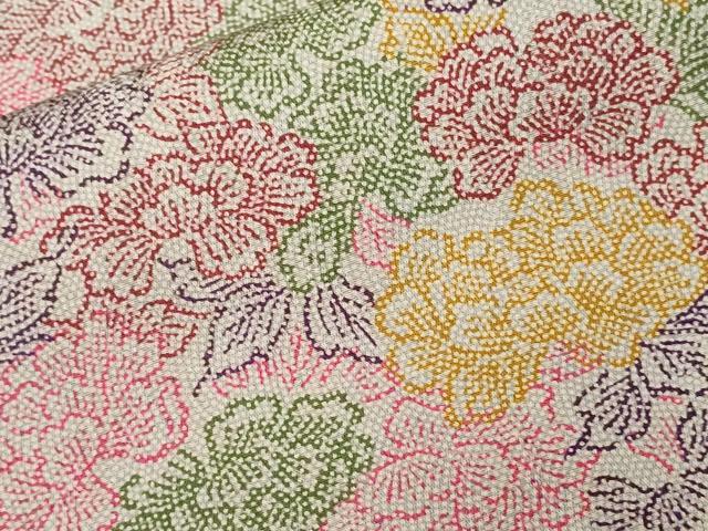 ■■■　サイズ　■■■ 身丈 150cm（肩から） 裄丈 63cm 袖丈 51cm　縫込み 3cm 袖幅 33cm 前幅 23cm 後幅 28cm 着物縫いこみ 内揚げ 0cm 裄 お袖側 約2cm　身頃側 約2cm ■■■　商品詳細　■■■ 【正絹】 状態は特に目立ったシミ汚れなどもなく大変良い状態です。 大変上質な逸品になります。 お安く出品致しますので、是非この機会にいかがでしょうか？ ■■■　注意事項　■■■ ■モニター発色の具合により色合いが異なる場合がございます。 ■寸法は多少の誤差が生じる場合がございますのでご了承ください。 ■縫込みの長さが左右非対称の場合は短い部分を記載しております。 左右非対称であってもご返品・お値引き等の保証は出来かねますので、ご了承の上ご購入をお願い致します。 ■シミ等のチェックには注意を払っておりますが、見落としがある場合もございますし、個人の見解も様々ですので神経質な方のご購入はお控えください。 ■箪笥に入っておりました着物や帯なので畳みシワや匂いがあるものもございます。 ■お休みは基本的に土日祝となりますが、その他臨時でお休みする場合がございますのでご了承ください。 ■商品の発送は平日のみの発送となります。 ■夜間と土曜、日曜日はお問い合わせの回答が遅れる場合がございます。 ■当店では、お直し、紋入れ、お手入れ等は承っておりません。 ■生地の状態（ヤケ、経年劣化等）によってはサイズ直しが出来ない場合がございます。 その点もどうかご了承のうえ、ご購入をお願いいたします。 ■弊社で取り扱う商品は一点ものにつき、時期や在庫状況に応じて金額が変更となる場合がございます。 ■検針は行っておりません。予めご了承いただきますようお願いいたします。 ■【洗える着物】と記載のある商品におきましては、商品お届け後に洗濯を行ってしまってからのご返品にはご対応しかねます。 念の為、専門店でのお手入れをお願いいたします。 ■着物のサイズ目安は下記を参考ください↓ ＜女性着物＞　お端折り次第で＋5cm　−1cmが着用可能サイズ 　例）身丈170cmの場合、身長160cm〜175cm ＜男性着物＞　身丈＋約25cm〜27cm程が適応身長 　例）身丈155cmの場合、身長180〜182cm