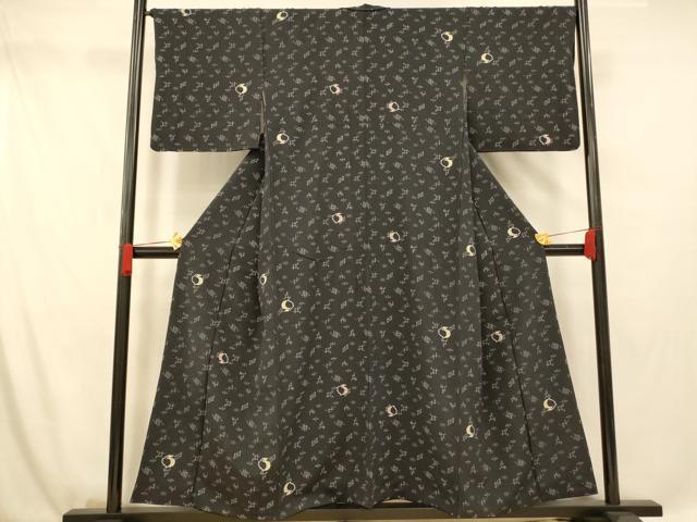 ■■■　サイズ　■■■ 身丈 154cm（肩から） 裄丈 66cm 袖丈 48.5cm　縫込み 5.5cm 袖幅 34cm 前幅 26cm 後幅 31cm 着物縫いこみ 内揚げ 5.5cm 裄 お袖側 約2cm　身頃側 約1cm ■■■　商品詳細　■■■ 【正絹】 状態は接写画像のように衿裏にホックシミがございますがその他特に目立ったシミ汚れなどもなく大変良い状態です。 大変上質な逸品になります。 お安く出品致しますので、是非この機会にいかがでしょうか？ ■■■　注意事項　■■■ ■モニター発色の具合により色合いが異なる場合がございます。 ■寸法は多少の誤差が生じる場合がございますのでご了承ください。 ■縫込みの長さが左右非対称の場合は短い部分を記載しております。 左右非対称であってもご返品・お値引き等の保証は出来かねますので、ご了承の上ご購入をお願い致します。 ■シミ等のチェックには注意を払っておりますが、見落としがある場合もございますし、個人の見解も様々ですので神経質な方のご購入はお控えください。 ■箪笥に入っておりました着物や帯なので畳みシワや匂いがあるものもございます。 ■お休みは基本的に土日祝となりますが、その他臨時でお休みする場合がございますのでご了承ください。 ■商品の発送は平日のみの発送となります。 ■夜間と土曜、日曜日はお問い合わせの回答が遅れる場合がございます。 ■当店では、お直し、紋入れ、お手入れ等は承っておりません。 ■生地の状態（ヤケ、経年劣化等）によってはサイズ直しが出来ない場合がございます。 その点もどうかご了承のうえ、ご購入をお願いいたします。 ■弊社で取り扱う商品は一点ものにつき、時期や在庫状況に応じて金額が変更となる場合がございます。 ■検針は行っておりません。予めご了承いただきますようお願いいたします。 ■【洗える着物】と記載のある商品におきましては、商品お届け後に洗濯を行ってしまってからのご返品にはご対応しかねます。 念の為、専門店でのお手入れをお願いいたします。 ■着物のサイズ目安は下記を参考ください↓ ＜女性着物＞　お端折り次第で＋5cm　−1cmが着用可能サイズ 　例）身丈170cmの場合、身長160cm〜175cm ＜男性着物＞　身丈＋約25cm〜27cm程が適応身長 　例）身丈155cmの場合、身長180〜182cm
