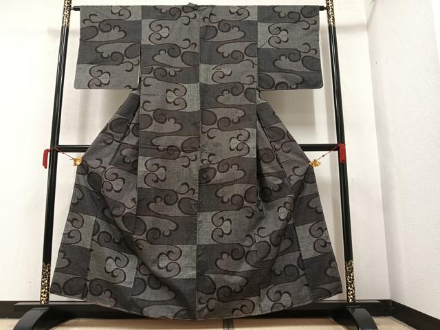 ■■■　サイズ　■■■ 身丈 156cm（肩から） 裄丈 63cm 袖丈 47cm　縫込み 4cm 袖幅 31.5cm 前幅 23cm 後幅 29.5cm 着物縫いこみ 内揚げ 0cm 裄 お袖側 約2cm　身頃側 約2cm ■■■　商品詳細　■■■ 【正絹・未使用】 状態は特に目立ったシミ汚れなどもなく大変良い状態です。 大変上質な逸品になります。 お安く出品致しますので、是非この機会にいかがでしょうか？ ■■■　注意事項　■■■ ■モニター発色の具合により色合いが異なる場合がございます。 ■寸法は多少の誤差が生じる場合がございますのでご了承ください。 ■シミ等のチェックには注意を払っておりますが、見落としがある場合もございますし、個人の見解も様々ですので神経質な方のご購入はお控えください。 ■箪笥に入っておりました着物や帯なので畳みシワや匂いがあるものもございます。 ■お休みは基本的に土日祝となりますが、その他臨時でお休みする場合がございますのでご了承ください。 ■商品の発送は平日のみの発送となります。 ■夜間と土曜、日曜日はお問い合わせの回答が遅れる場合がございます。 ■当店では、お直し、紋入れ、お手入れ等は承っておりません。 ■生地の状態（ヤケ、経年劣化等）によってはサイズ直しが出来ない場合がございます。 その点もどうかご了承のうえ、ご購入をお願いいたします。 ■着物のサイズ目安は下記を参考ください↓ ＜女性着物＞　身長-10cm+5cmが着用可能サイズ(お端折り次第) 　例）身長160cmの方→着物身丈150cm〜165cm ＜男性着物＞　身長-27cm ±5cmが着用可能サイズ 　例）身長170cmの方→着物身丈138cm〜148cm