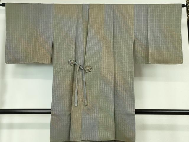 ■■■　サイズ　■■■ 身丈 98cm（肩から） 裄丈 67cm 袖丈 45cm 袖幅 35.5cm 前幅 28.5cm 後幅 29.5cm 裄 お袖側 約 2cm　身頃側 約 3.5cm ■■■　商品詳細　■■■ 【正絹・未使用】 状態は特に目立ったシミ汚れなどもなく大変良い状態です。 大変上質な極上の逸品になります。 お安く出品致しますので、是非この機会にいかがでしょうか？ ■■■　注意事項　■■■ ■モニター発色の具合により色合いが異なる場合がございます。 ■寸法は多少の誤差が生じる場合がございますのでご了承ください。 ■縫込みの長さが左右非対称の場合は短い部分を記載しております。 左右非対称であってもご返品・お値引き等の保証は出来かねますので、ご了承の上ご購入をお願い致します。 ■シミ等のチェックには注意を払っておりますが、見落としがある場合もございますし、個人の見解も様々ですので神経質な方のご購入はお控えください。 ■箪笥に入っておりました着物や帯なので畳みシワや匂いがあるものもございます。 ■お休みは基本的に土日祝となりますが、その他臨時でお休みする場合がございますのでご了承ください。 ■商品の発送は平日のみの発送となります。 ■夜間と土曜、日曜日はお問い合わせの回答が遅れる場合がございます。 ■当店では、お直し、紋入れ、お手入れ等は承っておりません。 ■生地の状態（ヤケ、経年劣化等）によってはサイズ直しが出来ない場合がございます。 その点もどうかご了承のうえ、ご購入をお願いいたします。 ■弊社で取り扱う商品は一点ものにつき、時期や在庫状況に応じて金額が変更となる場合がございます。 ■検針は行っておりません。予めご了承いただきますようお願いいたします。 ■【洗える着物】と記載のある商品におきましては、商品お届け後に洗濯を行ってしまってからのご返品にはご対応しかねます。 念の為、専門店でのお手入れをお願いいたします。 ■着物のサイズ目安は下記を参考ください↓ ＜女性着物＞　お端折り次第で＋5?　−10?が着用可能サイズ 　例）身丈170?の場合、身長160?〜175? ＜男性着物＞　身丈＋約25?〜27?程が適応身長 　例）身丈155?の場合、身長180〜182?