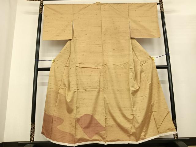 ■■■　サイズ　■■■ 身丈 155cm（肩から） 裄丈 66cm 袖丈 45cm　縫込み 8cm 袖幅 33cm 前幅 27cm 後幅 31cm 着物縫いこみ 内揚げ 0cm 裄 お袖側 約3cm　身頃側 約3cm ■■■　商品詳細　■■■ 【正絹】 状態は接写画像のように胴裏・衿裏に薄い汚れがございますが その他特に目立ったシミ汚れなどもなく大変良い状態です。 大変上質な逸品になります。 お安く出品致しますので、是非この機会にいかがでしょうか？ ■■■　注意事項　■■■ ■モニター発色の具合により色合いが異なる場合がございます。 ■寸法は多少の誤差が生じる場合がございますのでご了承ください。 ■縫込みの長さが左右非対称の場合は短い部分を記載しております。 左右非対称であってもご返品・お値引き等の保証は出来かねますので、ご了承の上ご購入をお願い致します。 ■シミ等のチェックには注意を払っておりますが、見落としがある場合もございますし、個人の見解も様々ですので神経質な方のご購入はお控えください。 ■箪笥に入っておりました着物や帯なので畳みシワや匂いがあるものもございます。 ■お休みは基本的に土日祝となりますが、その他臨時でお休みする場合がございますのでご了承ください。 ■商品の発送は平日のみの発送となります。 ■夜間と土曜、日曜日はお問い合わせの回答が遅れる場合がございます。 ■当店では、お直し、紋入れ、お手入れ等は承っておりません。 ■生地の状態（ヤケ、経年劣化等）によってはサイズ直しが出来ない場合がございます。 その点もどうかご了承のうえ、ご購入をお願いいたします。 ■弊社で取り扱う商品は一点ものにつき、時期や在庫状況に応じて金額が変更となる場合がございます。 ■検針は行っておりません。予めご了承いただきますようお願いいたします。 ■【洗える着物】と記載のある商品におきましては、商品お届け後に洗濯を行ってしまってからのご返品にはご対応しかねます。 念の為、専門店でのお手入れをお願いいたします。 ■着物のサイズ目安は下記を参考ください↓ ＜女性着物＞　お端折り次第で＋5cm　−1cmが着用可能サイズ 　例）身丈170cmの場合、身長160cm〜175cm ＜男性着物＞　身丈＋約25cm〜27cm程が適応身長 　例）身丈155cmの場合、身長180〜182cm