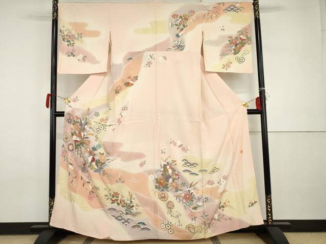 ■■■　サイズ　■■■ 身丈 159cm（肩から） 裄丈 68cm 袖丈 52.5cm　縫込み 6cm 袖幅 34.5cm 前幅 24.5cm 後幅 30.5cm 着物縫いこみ 内揚げ 6.5cm 裄 お袖側 約2cm　身頃側 約2.5cm ■■■　商品詳細　■■■ 【正絹】 状態は接写画像のように表地所々・衿・衿山に汚れ、八掛に薄い汚れがございます。 大変上質な逸品になりますのでぜひお手入れをされてお召しになられてはいかがでしょうか。 お安く出品致しますので、是非この機会にいかがでしょうか？ ■■■　注意事項　■■■ ■モニター発色の具合により色合いが異なる場合がございます。 ■寸法は多少の誤差が生じる場合がございますのでご了承ください。 ■縫込みの長さが左右非対称の場合は短い部分を記載しております。 左右非対称であってもご返品・お値引き等の保証は出来かねますので、ご了承の上ご購入をお願い致します。 ■シミ等のチェックには注意を払っておりますが、見落としがある場合もございますし、個人の見解も様々ですので神経質な方のご購入はお控えください。 ■箪笥に入っておりました着物や帯なので畳みシワや匂いがあるものもございます。 ■お休みは基本的に土日祝となりますが、その他臨時でお休みする場合がございますのでご了承ください。 ■商品の発送は平日のみの発送となります。 ■夜間と土曜、日曜日はお問い合わせの回答が遅れる場合がございます。 ■当店では、お直し、紋入れ、お手入れ等は承っておりません。 ■生地の状態（ヤケ、経年劣化等）によってはサイズ直しが出来ない場合がございます。 その点もどうかご了承のうえ、ご購入をお願いいたします。 ■弊社で取り扱う商品は一点ものにつき、時期や在庫状況に応じて金額が変更となる場合がございます。 ■検針は行っておりません。予めご了承いただきますようお願いいたします。 ■【洗える着物】と記載のある商品におきましては、商品お届け後に洗濯を行ってしまってからのご返品にはご対応しかねます。 念の為、専門店でのお手入れをお願いいたします。 ■写真に写っている物が全てになります。それ以外の付属品はございませんのでご了承ください。 ■着物のサイズ目安は下記を参考ください↓ ＜女性着物＞　お端折り次第で＋5cm　－1cmが着用可能サイズ 　例）身丈170cmの場合、身長160cm～175cm ＜男性着物＞　身丈＋約25cm～27cm程が適応身長 　例）身丈155cmの場合、身長180～182cm