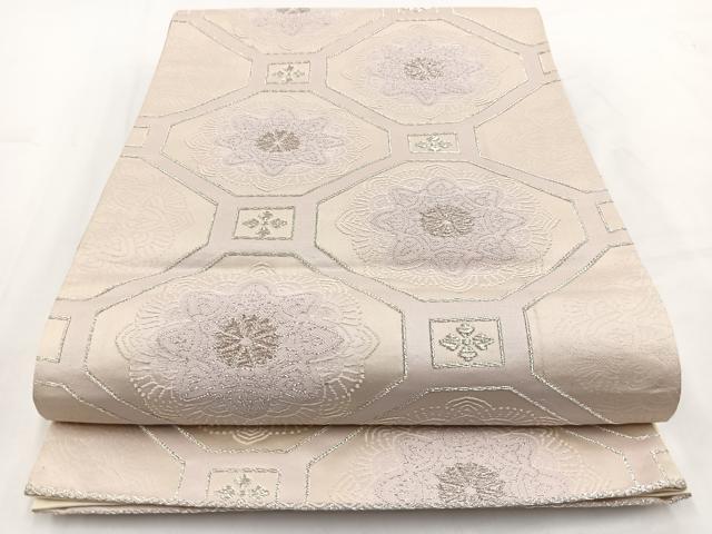 ■■■　サイズ　■■■ 長さ 428cm 幅 30.5cm程 ■■■　商品詳細　■■■ 【正絹・芯なし】 詳細に関しましては、画像をご確認ください。 大変上質な逸品になります。 お安く出品致しますので、是非この機会にいかがでしょうか？ ※汚れ等に関しましては、着用時には見えない部分になるかと思いますのであまり気にならずお召になれるかと思います。 ■■■　注意事項　■■■ ■モニター発色の具合により色合いが異なる場合がございます。 ■寸法は多少の誤差が生じる場合がございますのでご了承ください。 ■縫込みの長さが左右非対称の場合は短い部分を記載しております。 左右非対称であってもご返品・お値引き等の保証は出来かねますので、ご了承の上ご購入をお願い致します。 ■シミ等のチェックには注意を払っておりますが、見落としがある場合もございますし、個人の見解も様々ですので神経質な方のご購入はお控えください。 ■箪笥に入っておりました着物や帯なので畳みシワや匂いがあるものもございます。 ■お休みは基本的に土日祝となりますが、その他臨時でお休みする場合がございますのでご了承ください。 ■商品の発送は平日のみの発送となります。 ■夜間と土曜、日曜日はお問い合わせの回答が遅れる場合がございます。 ■当店では、お直し、紋入れ、お手入れ等は承っておりません。 ■生地の状態（ヤケ、経年劣化等）によってはサイズ直しが出来ない場合がございます。 その点もどうかご了承のうえ、ご購入をお願いいたします。 ■弊社で取り扱う商品は一点ものにつき、時期や在庫状況に応じて金額が変更となる場合がございます。 ■検針は行っておりません。予めご了承いただきますようお願いいたします。 ■【洗える着物】と記載のある商品におきましては、商品お届け後に洗濯を行ってしまってからのご返品にはご対応しかねます。 念の為、専門店でのお手入れをお願いいたします。 ■着物のサイズ目安は下記を参考ください↓ ＜女性着物＞　お端折り次第で＋5cm　−1cmが着用可能サイズ 　例）身丈170cmの場合、身長160cm〜175cm ＜男性着物＞　身丈＋約25cm〜27cm程が適応身長 　例）身丈155cmの場合、身長180〜182cm