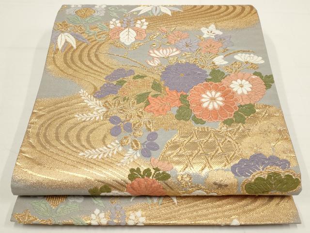 ■■■　サイズ　■■■ 長さ 440cm 幅 31cm程 ■■■　商品詳細　■■■ 【正絹】 状態は締めてはおりますが 特に目立ったシミ汚れなどもなく大変良い状態です。 大変上質な逸品になります。 お安く出品致しますので、是非この機会にいかがでしょうか？ ■■■　注意事項　■■■ ■モニター発色の具合により色合いが異なる場合がございます。 ■寸法は多少の誤差が生じる場合がございますのでご了承ください。 ■縫込みの長さが左右非対称の場合は短い部分を記載しております。 左右非対称であってもご返品・お値引き等の保証は出来かねますので、ご了承の上ご購入をお願い致します。 ■シミ等のチェックには注意を払っておりますが、見落としがある場合もございますし、個人の見解も様々ですので神経質な方のご購入はお控えください。 ■箪笥に入っておりました着物や帯なので畳みシワや匂いがあるものもございます。 ■お休みは基本的に土日祝となりますが、その他臨時でお休みする場合がございますのでご了承ください。 ■商品の発送は平日のみの発送となります。 ■夜間と土曜、日曜日はお問い合わせの回答が遅れる場合がございます。 ■当店では、お直し、紋入れ、お手入れ等は承っておりません。 ■生地の状態（ヤケ、経年劣化等）によってはサイズ直しが出来ない場合がございます。 その点もどうかご了承のうえ、ご購入をお願いいたします。 ■弊社で取り扱う商品は一点ものにつき、時期や在庫状況に応じて金額が変更となる場合がございます。 ■検針は行っておりません。予めご了承いただきますようお願いいたします。 ■【洗える着物】と記載のある商品におきましては、商品お届け後に洗濯を行ってしまってからのご返品にはご対応しかねます。 念の為、専門店でのお手入れをお願いいたします。 ■着物のサイズ目安は下記を参考ください↓ ＜女性着物＞　お端折り次第で＋5cm　−1cmが着用可能サイズ 　例）身丈170cmの場合、身長160cm〜175cm ＜男性着物＞　身丈＋約25cm〜27cm程が適応身長 　例）身丈155cmの場合、身長180〜182cm