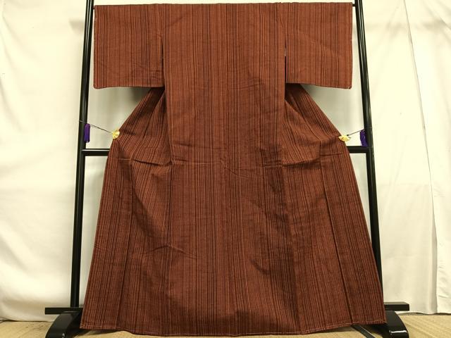 ■■■　サイズ　■■■ 身丈 166cm（肩から） 裄丈 66cm 袖丈 48cm　縫込み 4cm 袖幅 34cm 前幅 24cm 後幅 30cm 着物縫いこみ 内揚げ 0cm 裄 お袖側 約2cm　身頃側 約2cm ■■■　商品詳細　■■■ 【正絹・未使用】 状態は画像を添付しておりますので、そちらをご確認下さいますよう宜しくお願い致します。 大変上質な逸品になります。 お安く出品致しますので、是非この機会にいかがでしょうか？ ■■■　注意事項　■■■ ■モニター発色の具合により色合いが異なる場合がございます。 ■寸法は多少の誤差が生じる場合がございますのでご了承ください。 ■縫込みの長さが左右非対称の場合は短い部分を記載しております。 左右非対称であってもご返品・お値引き等の保証は出来かねますので、ご了承の上ご購入をお願い致します。 ■シミ等のチェックには注意を払っておりますが、見落としがある場合もございますし、個人の見解も様々ですので神経質な方のご購入はお控えください。 ■箪笥に入っておりました着物や帯なので畳みシワや匂いがあるものもございます。 ■お休みは基本的に土日祝となりますが、その他臨時でお休みする場合がございますのでご了承ください。 ■商品の発送は平日のみの発送となります。 ■夜間と土曜、日曜日はお問い合わせの回答が遅れる場合がございます。 ■当店では、お直し、紋入れ、お手入れ等は承っておりません。 ■生地の状態（ヤケ、経年劣化等）によってはサイズ直しが出来ない場合がございます。 その点もどうかご了承のうえ、ご購入をお願いいたします。 ■弊社で取り扱う商品は一点ものにつき、時期や在庫状況に応じて金額が変更となる場合がございます。 ■検針は行っておりません。予めご了承いただきますようお願いいたします。 ■【洗える着物】と記載のある商品におきましては、商品お届け後に洗濯を行ってしまってからのご返品にはご対応しかねます。 念の為、専門店でのお手入れをお願いいたします。 ■着物のサイズ目安は下記を参考ください↓ ＜女性着物＞　お端折り次第で＋5cm　−1cmが着用可能サイズ 　例）身丈170cmの場合、身長160cm〜175cm ＜男性着物＞　身丈＋約25cm〜27cm程が適応身長 　例）身丈155cmの場合、身長180〜182cm