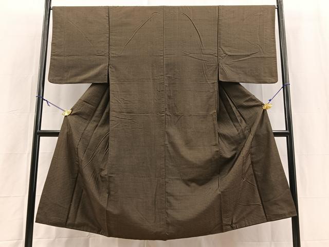 ■■■　サイズ　■■■ 身丈 137cm（肩から） 裄丈 66cm 袖丈 50.5cm　縫込み 3cm 袖幅 33.5cm 前幅 25cm 後幅 30cm 着物縫いこみ 内揚げ 0cm 裄 お袖側 約0cm　身頃側 約0cm ■■■　商品詳細　■■■ 【正絹】 状態は画像を添付しておりますので、そちらをご確認下さいますよう宜しくお願い致します。 大変上質な逸品になりますのでぜひお手入れをされてお召しになられてはいかがでしょうか。 お安く出品致しますので、是非この機会にいかがでしょうか？ ■■■　注意事項　■■■ ■モニター発色の具合により色合いが異なる場合がございます。 ■寸法は多少の誤差が生じる場合がございますのでご了承ください。 ■縫込みの長さが左右非対称の場合は短い部分を記載しております。 左右非対称であってもご返品・お値引き等の保証は出来かねますので、ご了承の上ご購入をお願い致します。 ■シミ等のチェックには注意を払っておりますが、見落としがある場合もございますし、個人の見解も様々ですので神経質な方のご購入はお控えください。 ■箪笥に入っておりました着物や帯なので畳みシワや匂いがあるものもございます。 ■お休みは基本的に土日祝となりますが、その他臨時でお休みする場合がございますのでご了承ください。 ■商品の発送は平日のみの発送となります。 ■夜間と土曜、日曜日はお問い合わせの回答が遅れる場合がございます。 ■当店では、お直し、紋入れ、お手入れ等は承っておりません。 ■生地の状態（ヤケ、経年劣化等）によってはサイズ直しが出来ない場合がございます。 その点もどうかご了承のうえ、ご購入をお願いいたします。 ■弊社で取り扱う商品は一点ものにつき、時期や在庫状況に応じて金額が変更となる場合がございます。 ■検針は行っておりません。予めご了承いただきますようお願いいたします。 ■【洗える着物】と記載のある商品におきましては、商品お届け後に洗濯を行ってしまってからのご返品にはご対応しかねます。 念の為、専門店でのお手入れをお願いいたします。 ■写真に写っている物が全てになります。それ以外の付属品はございませんのでご了承ください。 ■状態に関する写真につきましては、掲載可能な写真枚数に限りがあるため、各箇所につき1枚参考画像を掲載しております。 ■着物のサイズ目安は下記を参考ください↓ ＜女性着物＞　お端折り次第で＋5cm　−1cmが着用可能サイズ 　例）身丈170cmの場合、身長160cm〜175cm ＜男性着物＞　身丈＋約25cm〜27cm程が適応身長 　例）身丈155cmの場合、身長180〜182cm