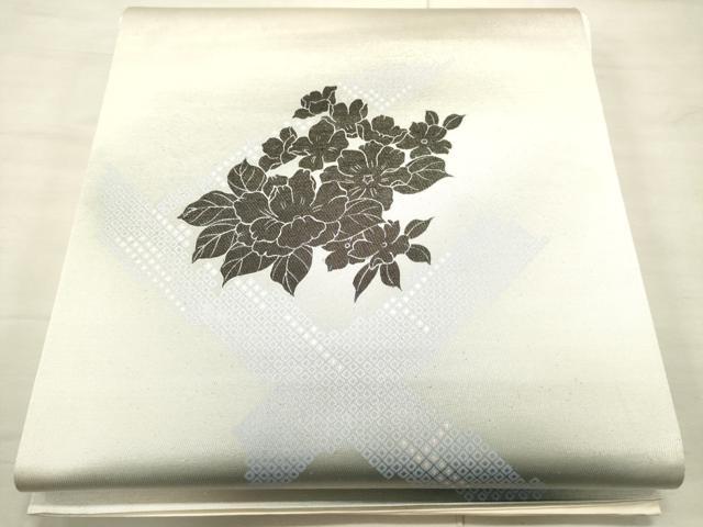 ■■■　サイズ　■■■ 長さ 448cm 幅 31cm程 ■■■　商品詳細　■■■ 【正絹・芯なし】 状態は接写画像のように たれ先・太鼓・太鼓上部・手先・裏地に薄い汚れがございますが その他特に目立ったシミ汚れなどもなく大変良い状態です。 大変上質な逸品になります。 お安く出品致しますので、是非この機会にいかがでしょうか？ ※若干着用シワがございます。 ■■■　注意事項　■■■ ■モニター発色の具合により色合いが異なる場合がございます。 ■寸法は多少の誤差が生じる場合がございますのでご了承ください。 ■縫込みの長さが左右非対称の場合は短い部分を記載しております。 左右非対称であってもご返品・お値引き等の保証は出来かねますので、ご了承の上ご購入をお願い致します。 ■シミ等のチェックには注意を払っておりますが、見落としがある場合もございますし、個人の見解も様々ですので神経質な方のご購入はお控えください。 ■箪笥に入っておりました着物や帯なので畳みシワや匂いがあるものもございます。 ■お休みは基本的に土日祝となりますが、その他臨時でお休みする場合がございますのでご了承ください。 ■商品の発送は平日のみの発送となります。 ■夜間と土曜、日曜日はお問い合わせの回答が遅れる場合がございます。 ■当店では、お直し、紋入れ、お手入れ等は承っておりません。 ■生地の状態（ヤケ、経年劣化等）によってはサイズ直しが出来ない場合がございます。 その点もどうかご了承のうえ、ご購入をお願いいたします。 ■弊社で取り扱う商品は一点ものにつき、時期や在庫状況に応じて金額が変更となる場合がございます。 ■検針は行っておりません。予めご了承いただきますようお願いいたします。 ■【洗える着物】と記載のある商品におきましては、商品お届け後に洗濯を行ってしまってからのご返品にはご対応しかねます。 念の為、専門店でのお手入れをお願いいたします。 ■着物のサイズ目安は下記を参考ください↓ ＜女性着物＞　お端折り次第で＋5cm　−1cmが着用可能サイズ 　例）身丈170cmの場合、身長160cm〜175cm ＜男性着物＞　身丈＋約25cm〜27cm程が適応身長 　例）身丈155cmの場合、身長180〜182cm