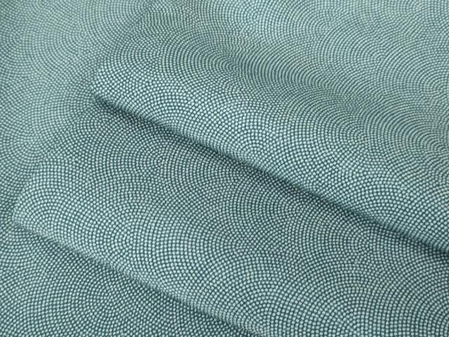 ■■■　サイズ　■■■ 身丈 156.5cm（肩から） 裄丈 64.5cm 袖丈 48.5cm　縫込み 4.5cm 袖幅 32.5cm 前幅 25cm 後幅 29.5cm 着物縫いこみ 内揚げ 0cm 裄 お袖側 約2.5cm　身頃側 約3cm ■■■　商品詳細　■■■ 【正絹】 状態は特に目立ったシミ汚れなどもなく大変良い状態です。 大変上質な極上の逸品になります。 お安く出品致しますので、是非この機会にいかがでしょうか？ ■■■　注意事項　■■■ ■モニター発色の具合により色合いが異なる場合がございます。 ■寸法は多少の誤差が生じる場合がございますのでご了承ください。 ■縫込みの長さが左右非対称の場合は短い部分を記載しております。 左右非対称であってもご返品・お値引き等の保証は出来かねますので、ご了承の上ご購入をお願い致します。 ■シミ等のチェックには注意を払っておりますが、見落としがある場合もございますし、個人の見解も様々ですので神経質な方のご購入はお控えください。 ■箪笥に入っておりました着物や帯なので畳みシワや匂いがあるものもございます。 ■お休みは基本的に土日祝となりますが、その他臨時でお休みする場合がございますのでご了承ください。 ■商品の発送は平日のみの発送となります。 ■夜間と土曜、日曜日はお問い合わせの回答が遅れる場合がございます。 ■当店では、お直し、紋入れ、お手入れ等は承っておりません。 ■生地の状態（ヤケ、経年劣化等）によってはサイズ直しが出来ない場合がございます。 その点もどうかご了承のうえ、ご購入をお願いいたします。 ■弊社で取り扱う商品は一点ものにつき、時期や在庫状況に応じて金額が変更となる場合がございます。 ■検針は行っておりません。予めご了承いただきますようお願いいたします。 ■【洗える着物】と記載のある商品におきましては、商品お届け後に洗濯を行ってしまってからのご返品にはご対応しかねます。 念の為、専門店でのお手入れをお願いいたします。 ■着物のサイズ目安は下記を参考ください↓ ＜女性着物＞　お端折り次第で＋5?　−10?が着用可能サイズ 　例）身丈170?の場合、身長160?〜175? ＜男性着物＞　身丈＋約25?〜27?程が適応身長 　例）身丈155?の場合、身長180〜182?